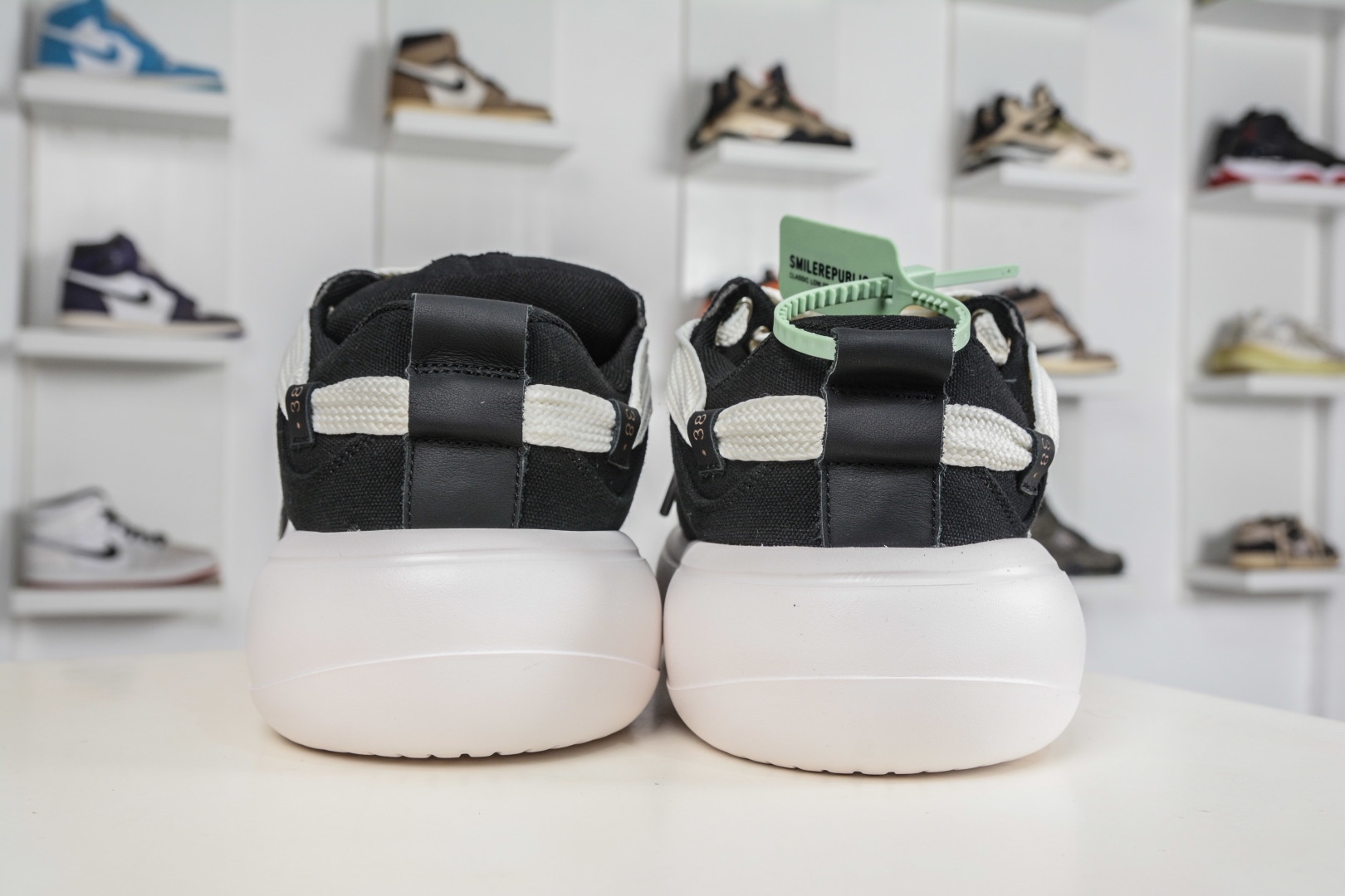 𝐒𝐦𝐢𝐥𝐞𝐫𝐞𝐩𝐮𝐛𝐥𝐢𝐜 SMI 開口笑麵包鞋系列 軟fufu的帆布鞋面透氣不悶腳，暴走一天也不累。5cm的雲朵厚底，悄悄拉長腿部線條，小個子秒變九頭身比例，視覺增高又完全不笨重。
尺碼：35 36 37 38 39 40 41 42 43 44