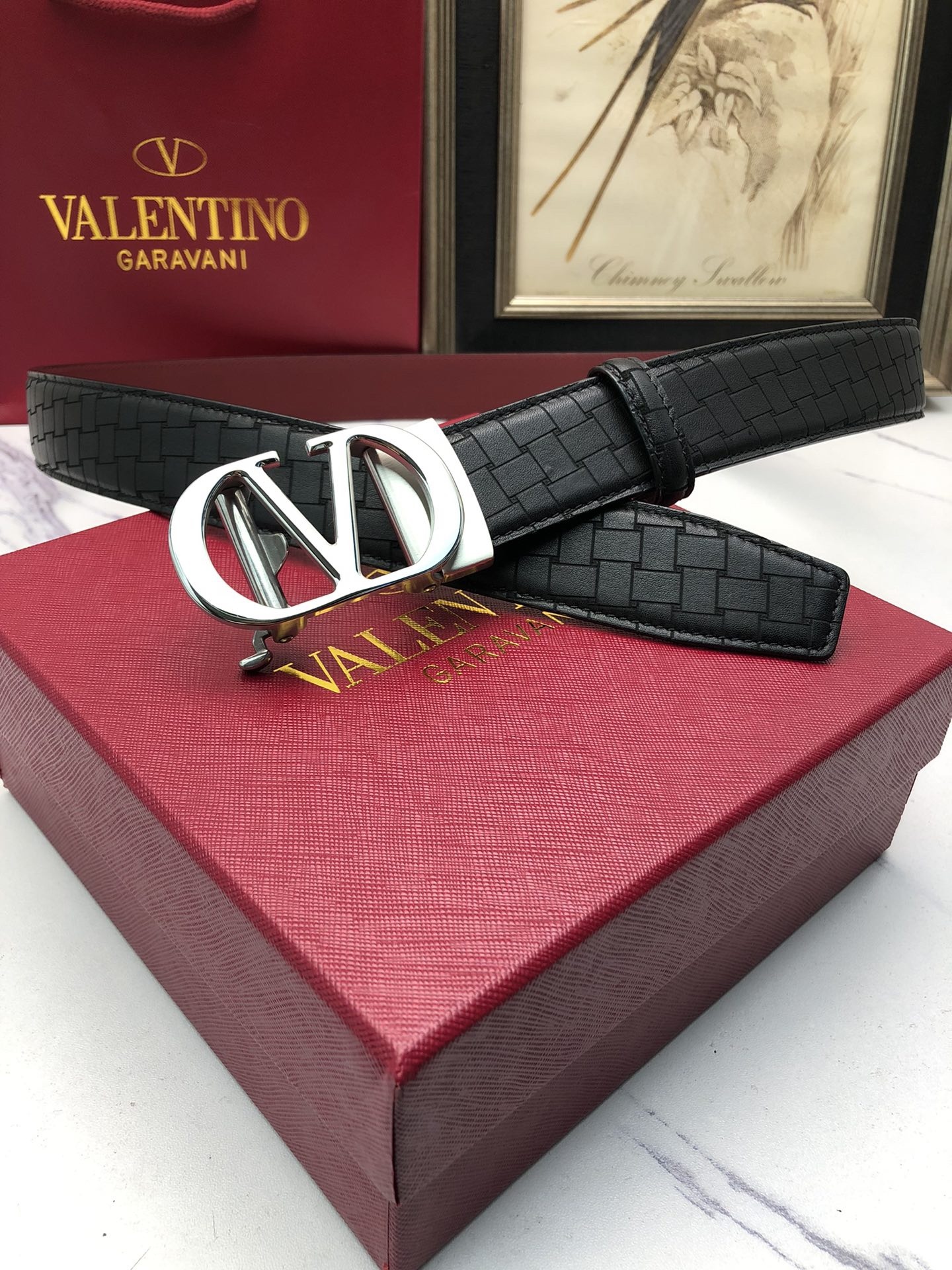 華倫天奴：原單頭層牛皮燙印花紋面，內襯頭層小牛皮底，搭配原單自動扣，可裁剪的自動帶，此款腰帶面雙採用意大利原定廠制進口牛皮帶身 ，對專版櫃足寬3.5