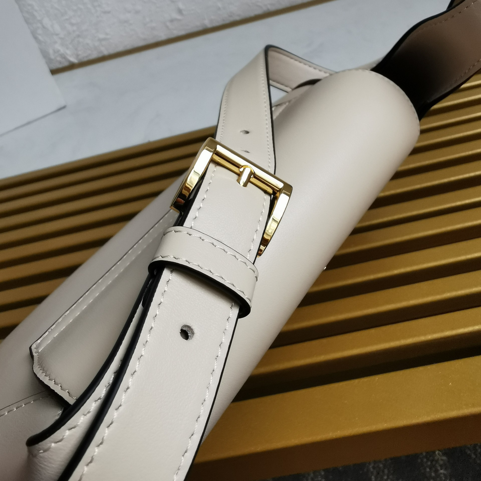 【 原單】P家🌹新款🎉Moon手袋液下包🎉1BD358到貨啦🎉🎉這款簡約Moon液下包為牛皮綻現摩登百搭的魅力。弧形包身設計，肩帶可調長短，磁扣開合翻蓋，便於隨心轉換造型。內配進口小羊皮，設有內袋，金屬配件更添亮麗格調，上身效果非常酷/時尚，又是一款永欠不過時爆款🎉寶寶們，趕緊入手吧🎉 尺寸：長25x高15x底5.5cm🎉🎉🎉🍊！