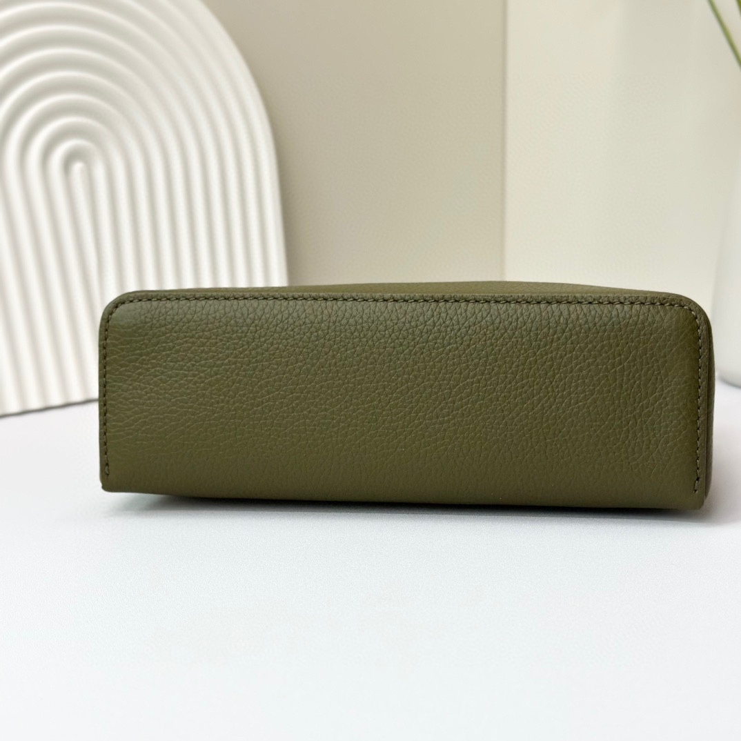 𝓛𝓸𝓻𝓸 𝓟𝓲𝓪𝓷𝓪諾悠翩雅
𝑬𝒙𝒕𝒓𝒂 𝑷𝒐𝒄𝒌𝒆𝒕 𝑳𝟏𝟗 
這是一款大開口結構的功能性設計的手拿包，經典風格和簡約設計的組合體。包身採用進口原廠小牛皮材質，輕微的錘紋呈現優雅的紋理，內里採用進口原廠小羊皮。皮革手柄和可拆卸肩帶，可打造出不同背法實用百搭。雙向拉鍊開合，搭配My Charms銀色金屬掛飾。（LP特級全鋼配件五金）
size：11×19×6.5cm
貨號：FAN4046
配套全套專櫃禮盒包裝🎁