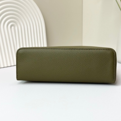 𝓛𝓸𝓻𝓸 𝓟𝓲𝓪𝓷𝓪諾悠翩雅
𝑬𝒙𝒕𝒓𝒂 𝑷𝒐𝒄𝒌𝒆𝒕 𝑳𝟏𝟗 
這是一款大開口結構的功能性設計的手拿包，經典風格和簡約設計的組合體。包身採用進口原廠小牛皮材質，輕微的錘紋呈現優雅的紋理，內里採用進口原廠小羊皮。皮革手柄和可拆卸肩帶，可打造出不同背法實用百搭。雙向拉鍊開合，搭配My Charms銀色金屬掛飾。（LP特級全鋼配件五金）
size：11×19×6.5cm
貨號：FAN4046
配套全套專櫃禮盒包裝🎁