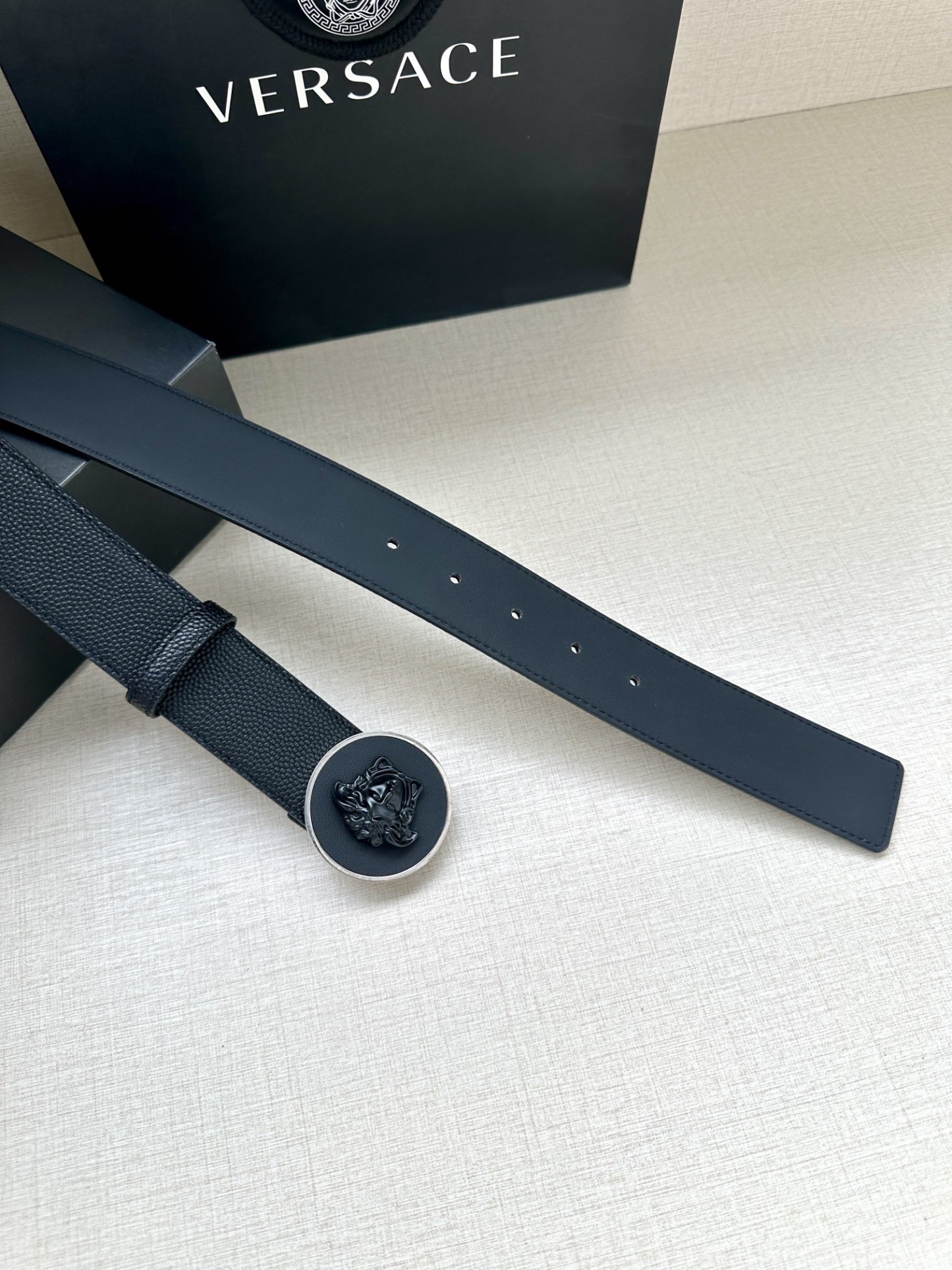 寬度4.0cm VERSACE （範思哲）此款柔軟的皮帶飾3D美杜莎腰帶扣，可搭配正裝或休閒牛仔裝。