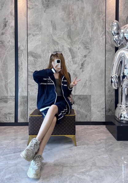 Gucci/古馳 G字母膠條拉鍊連帽外套
這款單品出自Lido系列，設計靈感源自意大利海岸的夏日風情和海灘俱樂部，早秋系列聚焦基礎廓形與經典細節，匠心呈獻日常服飾和晚裝造型，這款休閒連帽衛衣採用平紋針織面料精制而成，中央貫穿點綴G標識條紋印花，男女同款，定制輔料三標
A Size:S-XL