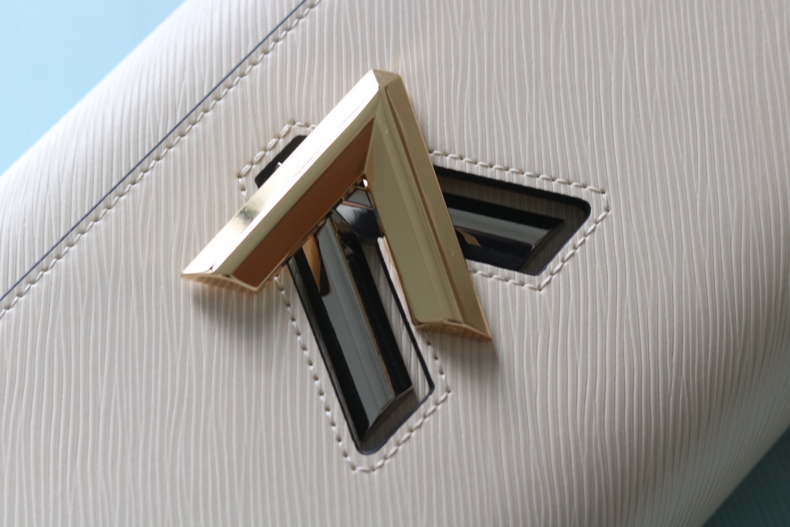 原版品質[玫瑰]歡迎貨比三家[玫瑰]款號：50391/22773/22774/23074/22768[玫瑰][玫瑰][玫瑰]本款Twist中號手袋將品牌標誌性Monogram花卉精巧融入裝飾鏈條，與雙色鎖扣相互呼應，優雅詮釋當季 TwistedFlowers主題。內貼袋之一配有可拆卸鏡子。
23x17x9.5釐米(長度x高x寬) Epi粒面皮革牛皮革飾邊牛皮革內襯金屬件
LVTwist扭鎖
內貼袋，配有可拆卸鏡子後側內貼袋
大號前內袋配有拉鍊袋肩帶:可拆卸，可調節包帶半長:350釐米
