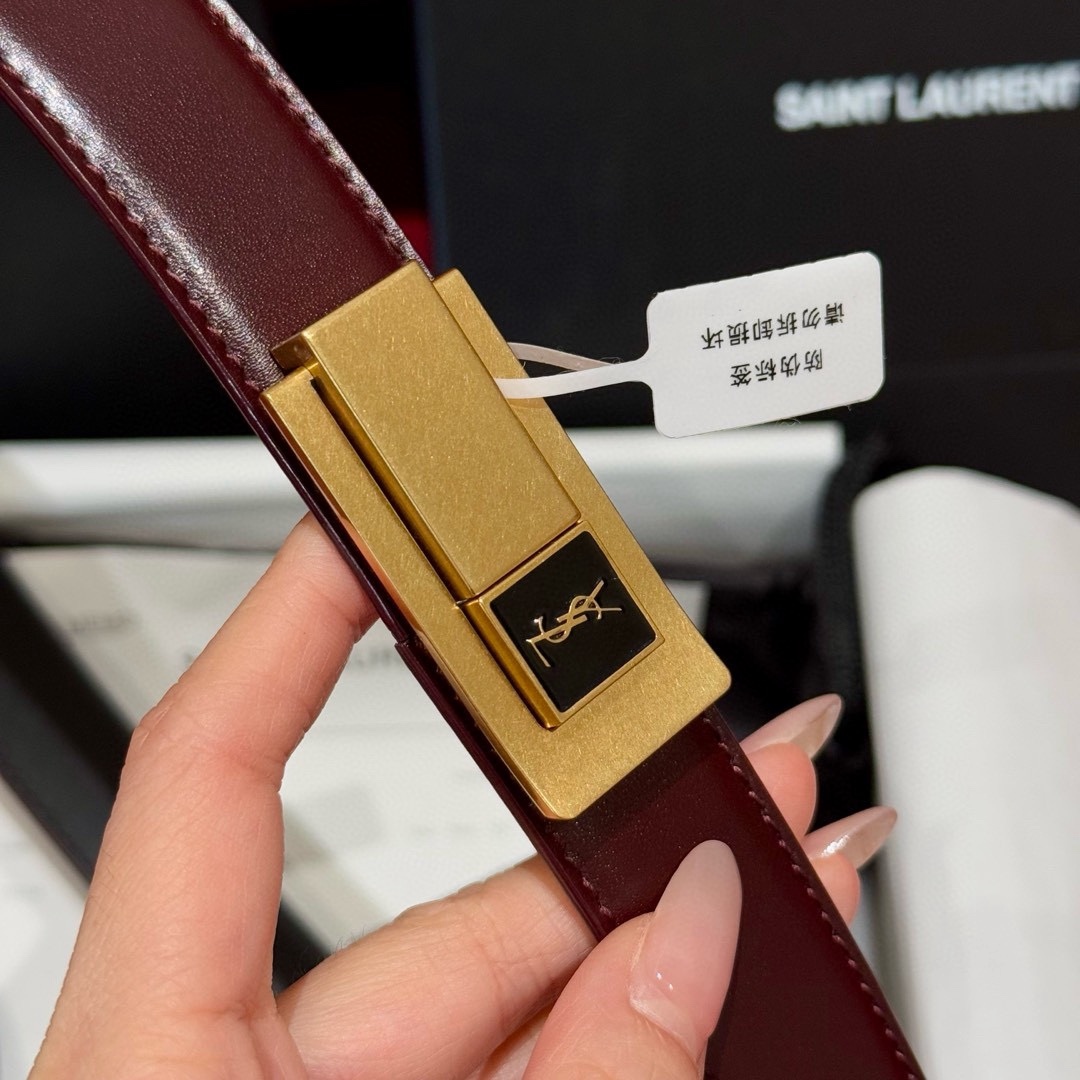 YSL頂級版復刻新寵腰帶
經典百搭款 搭配牛仔褲或者裙子都很好看 長短可調節 25mm寬 雙面進口小牛皮 精緻的真空鍍鈀搭扣飾有琺瑯字體效果