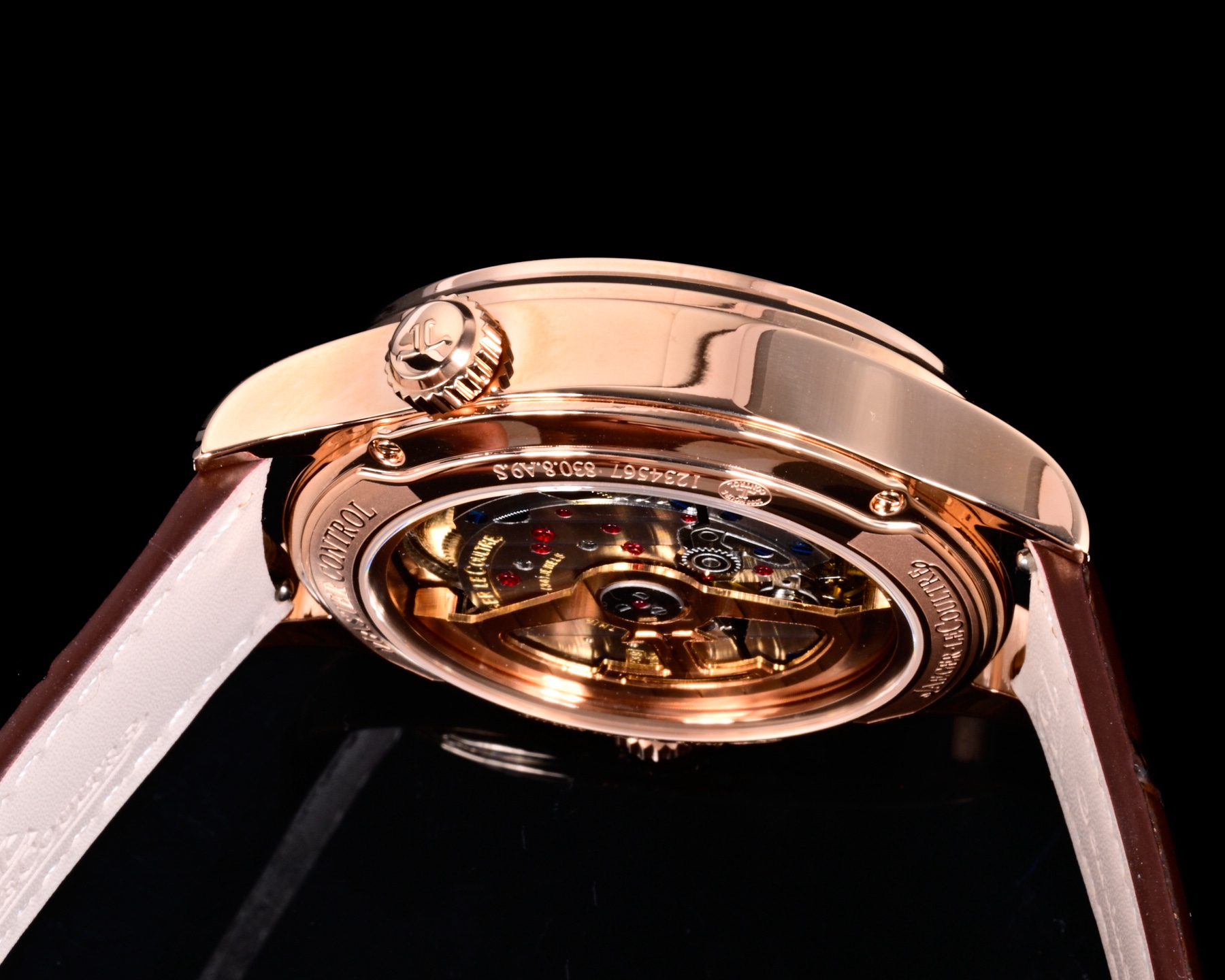 Factory出品
【市場最高版本】JL積家 各路大咖都叫它大醜 其實賦予的是極高贊美 論品味與外觀 在鐘錶界有著舉足輕重的地位 戴出去怎麼都是長臉 各種彰顯品味 Master 地理學家大師系列 Q1428421 復刻版全新升級 多功能腕表 升級Cal.939A機芯 打磨效果更近原裝 升級軸 自動陀為玫金邊 字面紋路清晰 功能：日期顯示 雙時區 動力儲備顯示 316L精鋼  直徑42mm  原裝折疊扣！V+ Factory匠心之作 值得你擁有！