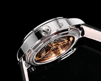 Factory出品
【市場最高版本】JL積家 各路大咖都叫它大醜 其實賦予的是極高贊美 論品味與外觀 在鐘錶界有著舉足輕重的地位 戴出去怎麼都是長臉 各種彰顯品味 Master 地理學家大師系列 Q1428421 復刻版全新升級 多功能腕表 升級Cal.939A機芯 打磨效果更近原裝 升級軸 自動陀為玫金邊 字面紋路清晰 功能：日期顯示 雙時區 動力儲備顯示 316L精鋼  直徑42mm  原裝折疊扣！V+ Factory匠心之作 值得你擁有！