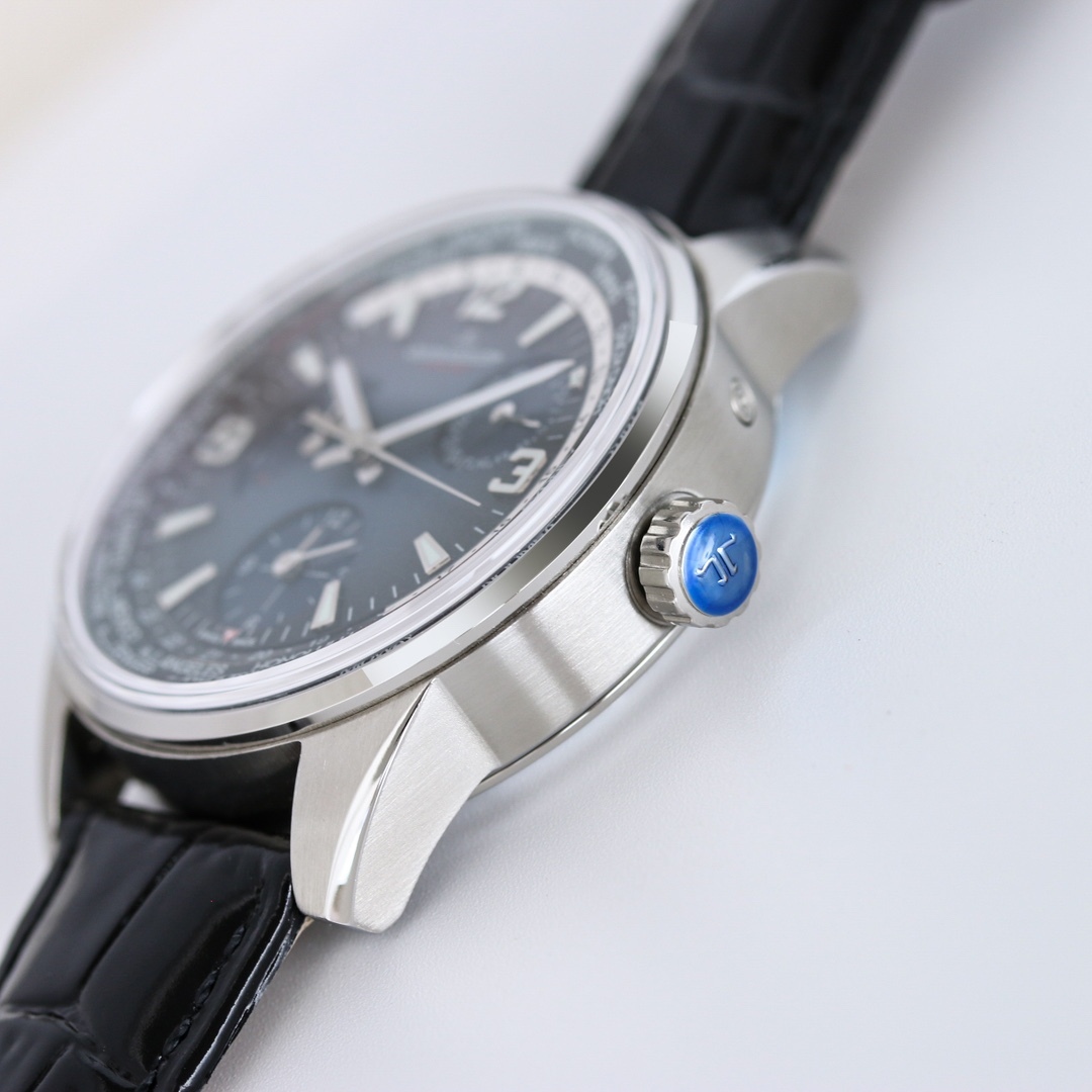 積家 北宸系列 Geographic WT“全球限量版”地理學家世界時腕表採用藍黑漸變色與全黑色錶盤 腕表的凸緣顯示全球24個時區 成為行動派男士旅行期間的可靠搭檔  佩戴者可透過10時位置的表冠設定 尺寸43mm表殼 316L鋼殼 搭配拱“鍋蓋”鏡面 採用亞洲機芯復刻版：936A/1自動上鏈 技術無與倫比 城市名部分以乳白色為基底 2時位置的日曆顯示 6時位置的第二時區顯示和10時位置的動力儲存顯示副錶盤飾以太陽放射狀飾紋 進口牛皮 升級版原裝折疊扣 精緻推薦男士多功能機械腕表