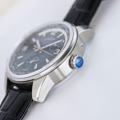 積家 北宸系列 Geographic WT“全球限量版”地理學家世界時腕表採用藍黑漸變色與全黑色錶盤 腕表的凸緣顯示全球24個時區 成為行動派男士旅行期間的可靠搭檔  佩戴者可透過10時位置的表冠設定 尺寸43mm表殼 316L鋼殼 搭配拱“鍋蓋”鏡面 採用亞洲機芯復刻版：936A/1自動上鏈 技術無與倫比 城市名部分以乳白色為基底 2時位置的日曆顯示 6時位置的第二時區顯示和10時位置的動力儲存顯示副錶盤飾以太陽放射狀飾紋 進口牛皮 升級版原裝折疊扣 精緻推薦男士多功能機械腕表