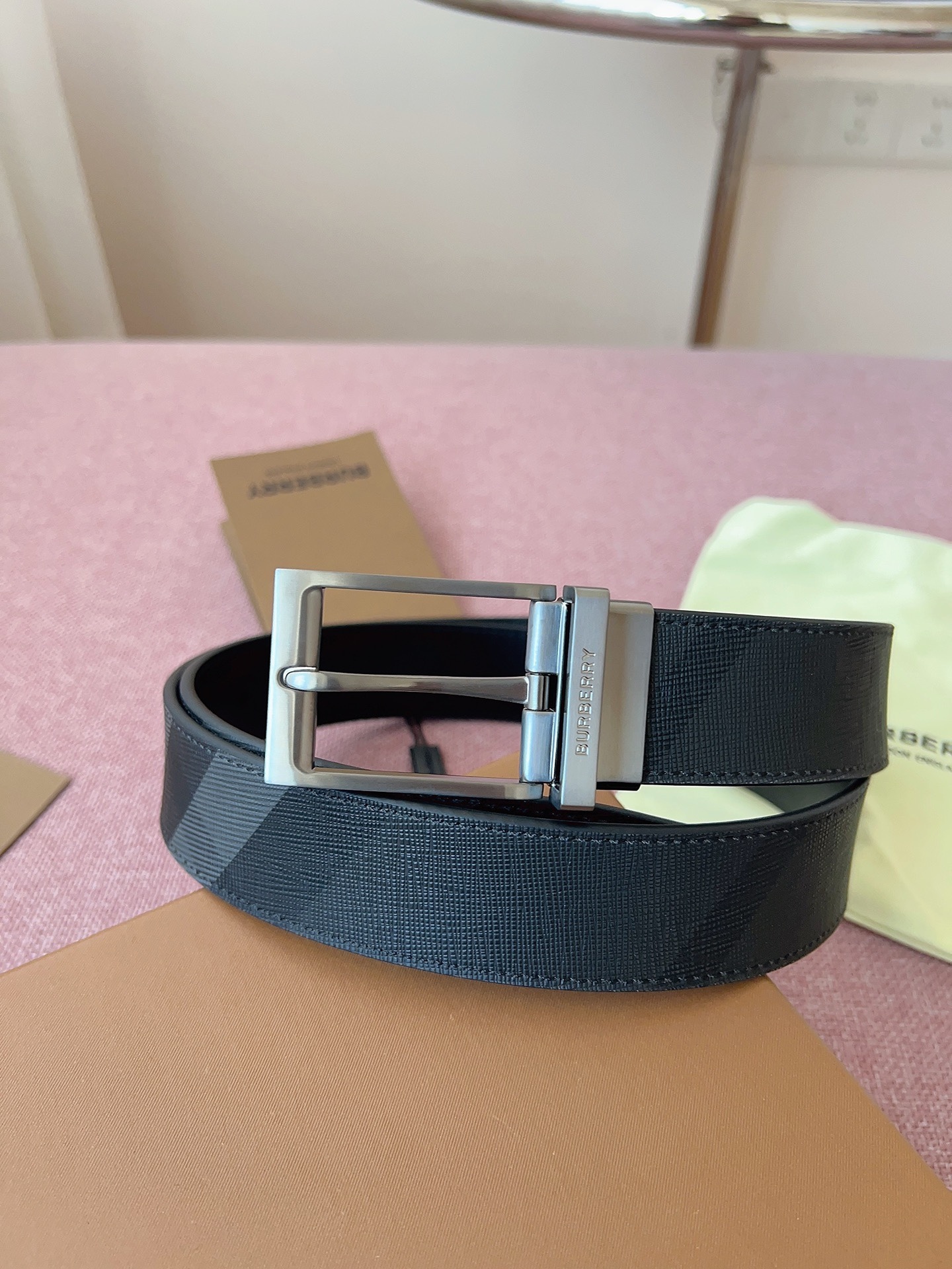 
Burberry博柏利品牌始終秉承傳統精髓，彰顯卓爾不凡的匠制工藝，優雅率性的英倫設計與銳意革新的時尚理念。3.5cm