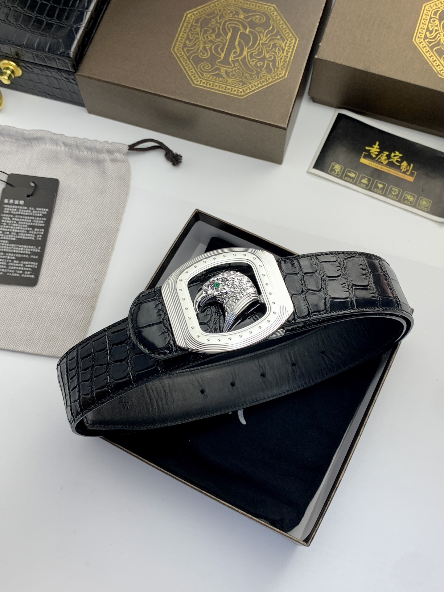 【史蒂芬】原版鰐魚紋牛皮腰帶，搭配新款不鏽鋼鷹頭扣，寬度3.8cm，雙面可用，長度不可調節，尺碼（85-110）具有獨特吸引力！