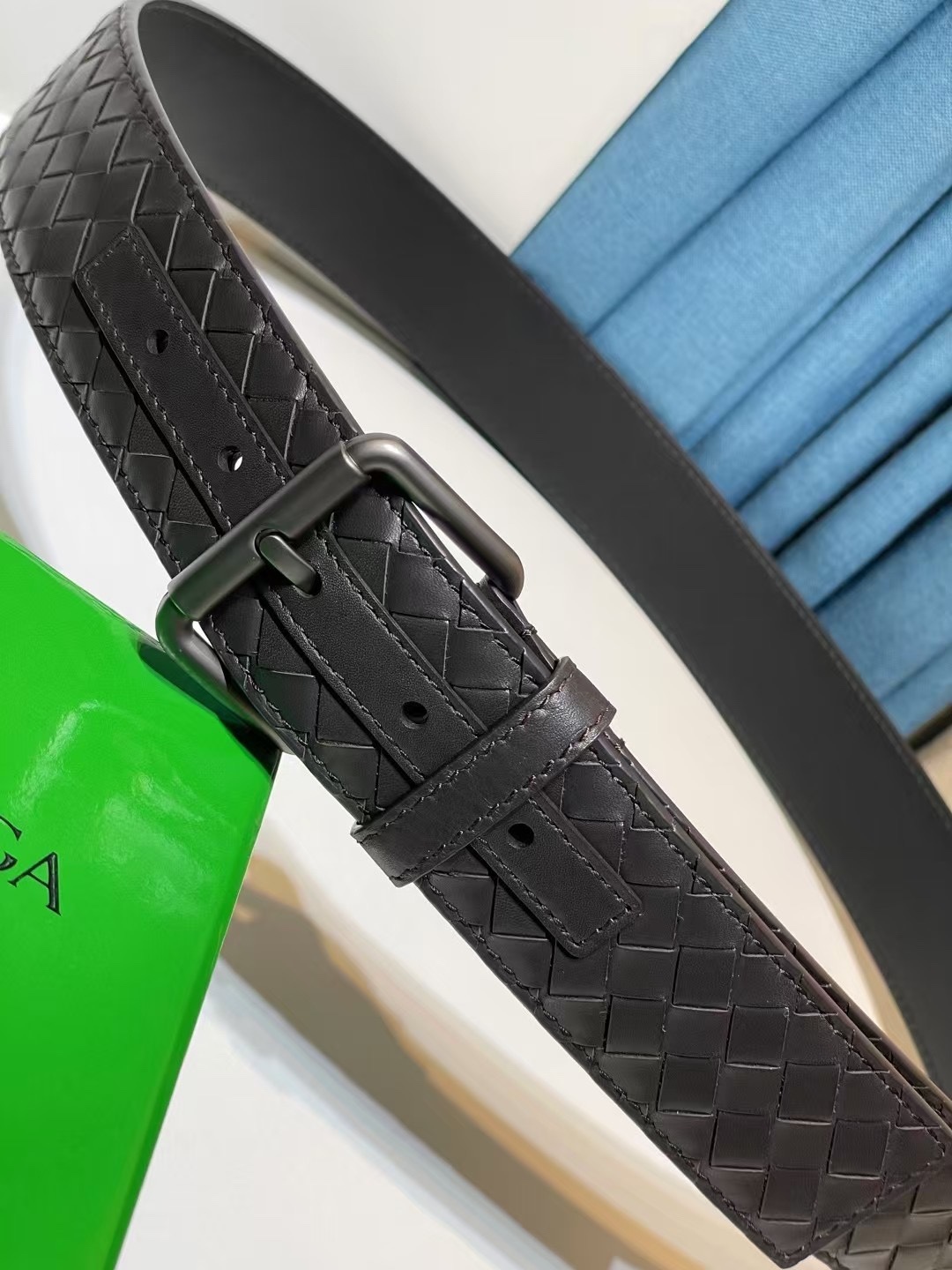 🔥🔥🆕純手工編織皮帶可為休閒裝或正裝造型增添優雅韻味，🔥是低調奢華的典範。[嘴唇]採用意大利柔軟的胎小牛皮全手工精工打造而成，錁色五金扣頭令其更顯獨特別緻、🔥[嘴唇]優雅迷人氣息。[強]4.0cm寬