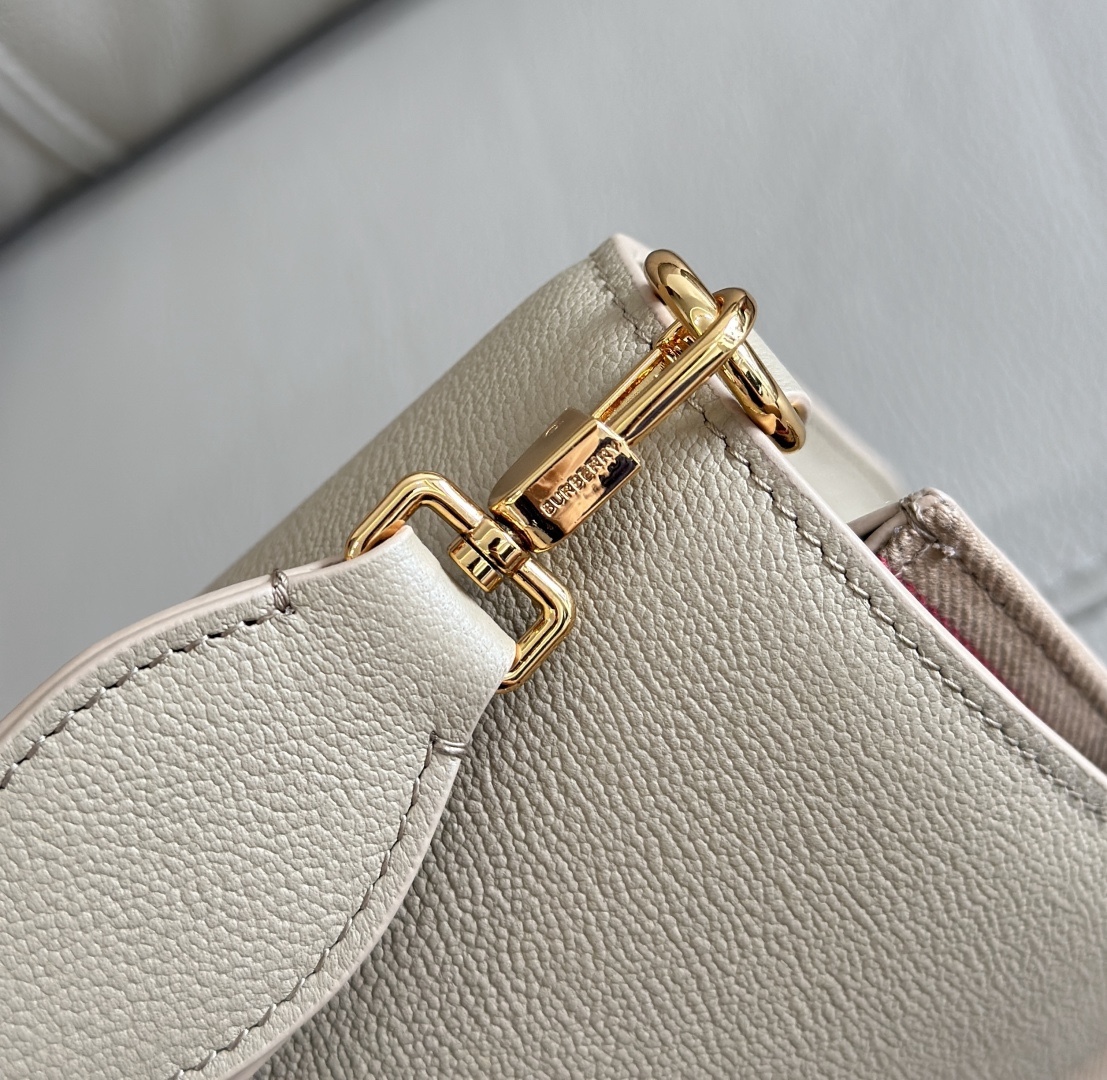 B家最新格紋挎包配上寬肩帶 💕肩帶長短可以自動調節，單肩斜挎包手拿，隨心所欲 
進口小牛皮拼帆布格紋實用性超絕，日常通勤、逛街出行，所需物品都能輕鬆裝下 尺寸24x17x9型號0251