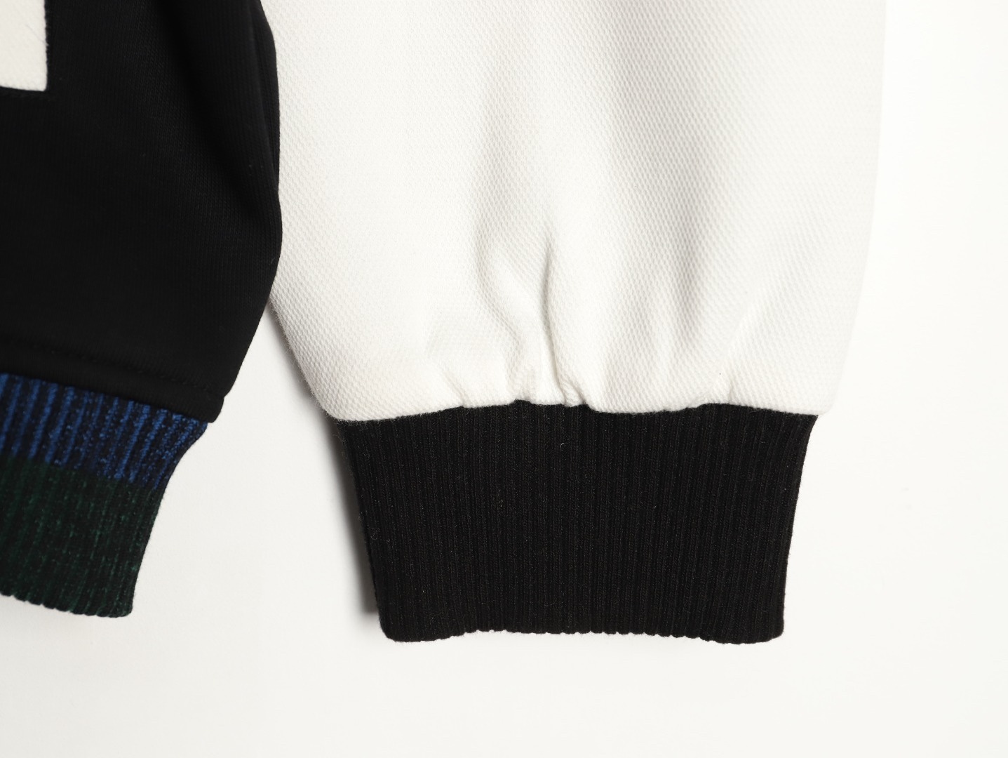 🔝LOUIS VUITTON LV 黑白拼皮棒球服夾克外套
原版22000購入開發，圓啊阿姨布料採用加厚550g賽爾棉潮牌衛衣料，進口精梳棉雙股珠地面料，彩色漸變螺紋，進口機精密刺繡，多重面料復合，原版定制輔料。定做珍珠紐扣，寬松版型，男女同款
B Size：S-L