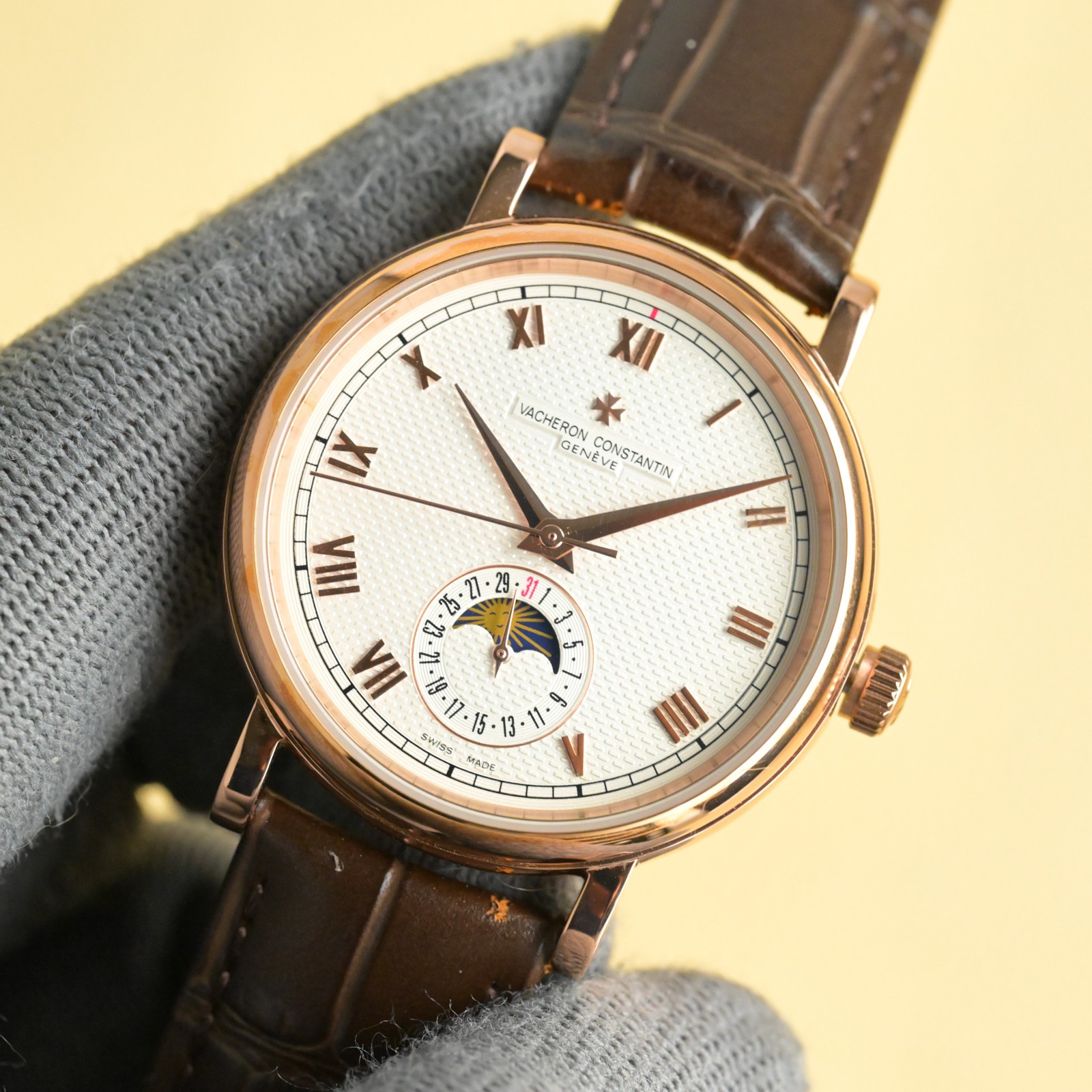 
江詩丹頓【VACHERON CONSTANTIN】傳襲系列男士腕表！全新複雜日月星辰多功能腕表，超強夜光。搭載原裝進口2824-2自動上鏈機械機芯，匯集月份顯示，日月相顯示等功能於一身，堪稱完美，秉承瑞士制表工藝，全鋼鍍納米鉑金表技術，PVD爐內電鍍工藝，法國藍寶石防刮鏡面，進口意大利小牛皮搭配原裝扣，打造出頂級完美產品，尺寸:40*10mm