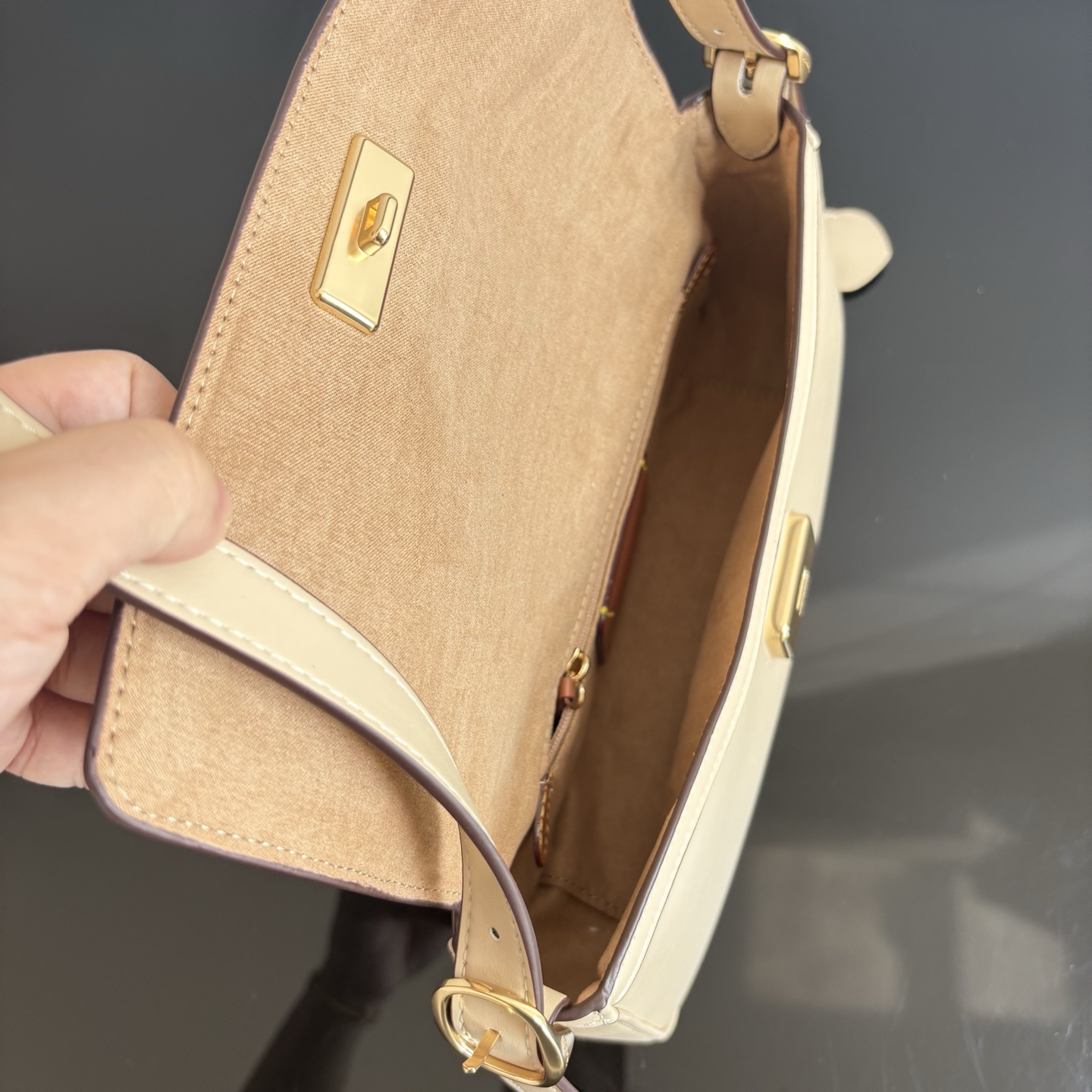 
【新品】COACH/蔻馳奧萊女士ETTA25號翻蓋單肩包腋下包高級通勤 CCV63尺寸25*13.5*6