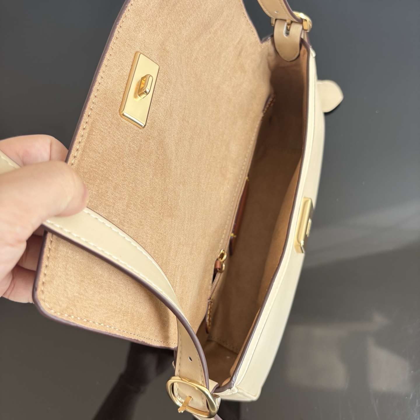 
【新品】COACH/蔻馳奧萊女士ETTA25號翻蓋單肩包腋下包高級通勤 CCV63尺寸25*13.5*6