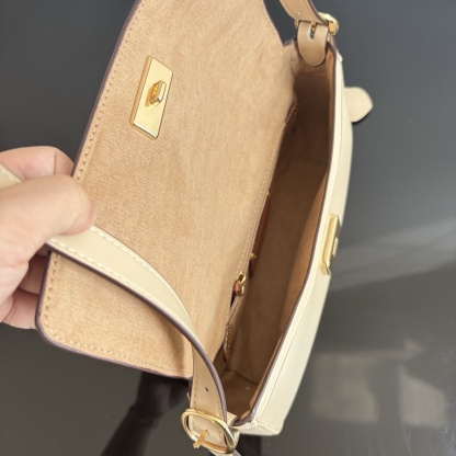 
【新品】COACH/蔻馳奧萊女士ETTA25號翻蓋單肩包腋下包高級通勤 CCV63尺寸25*13.5*6