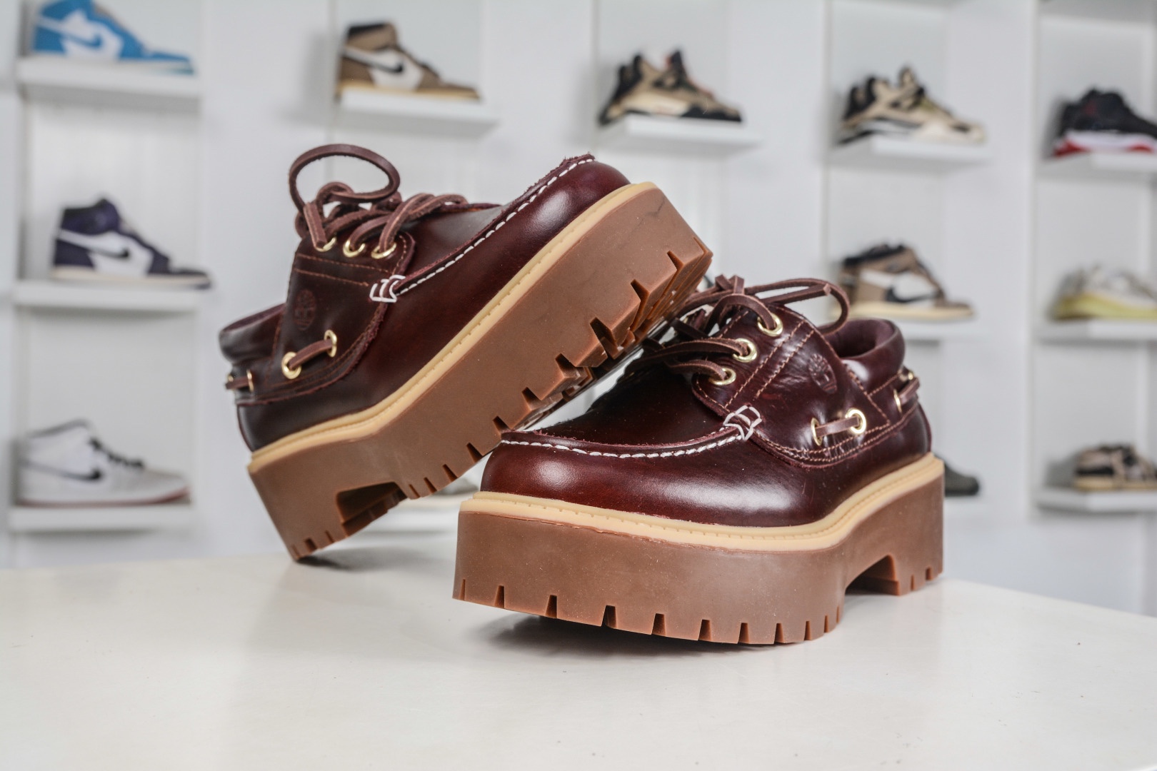 Timberland添柏嵐 Stone Street 舒適百搭 休閒單鞋 穿著舒適 防滑 可戶外城市多用途穿著 無懼任何複雜地形 設計感十足 時尚拼色百搭款 
貨號: TB 01006 713
尺碼：35 36 37 38 39 40 41 42