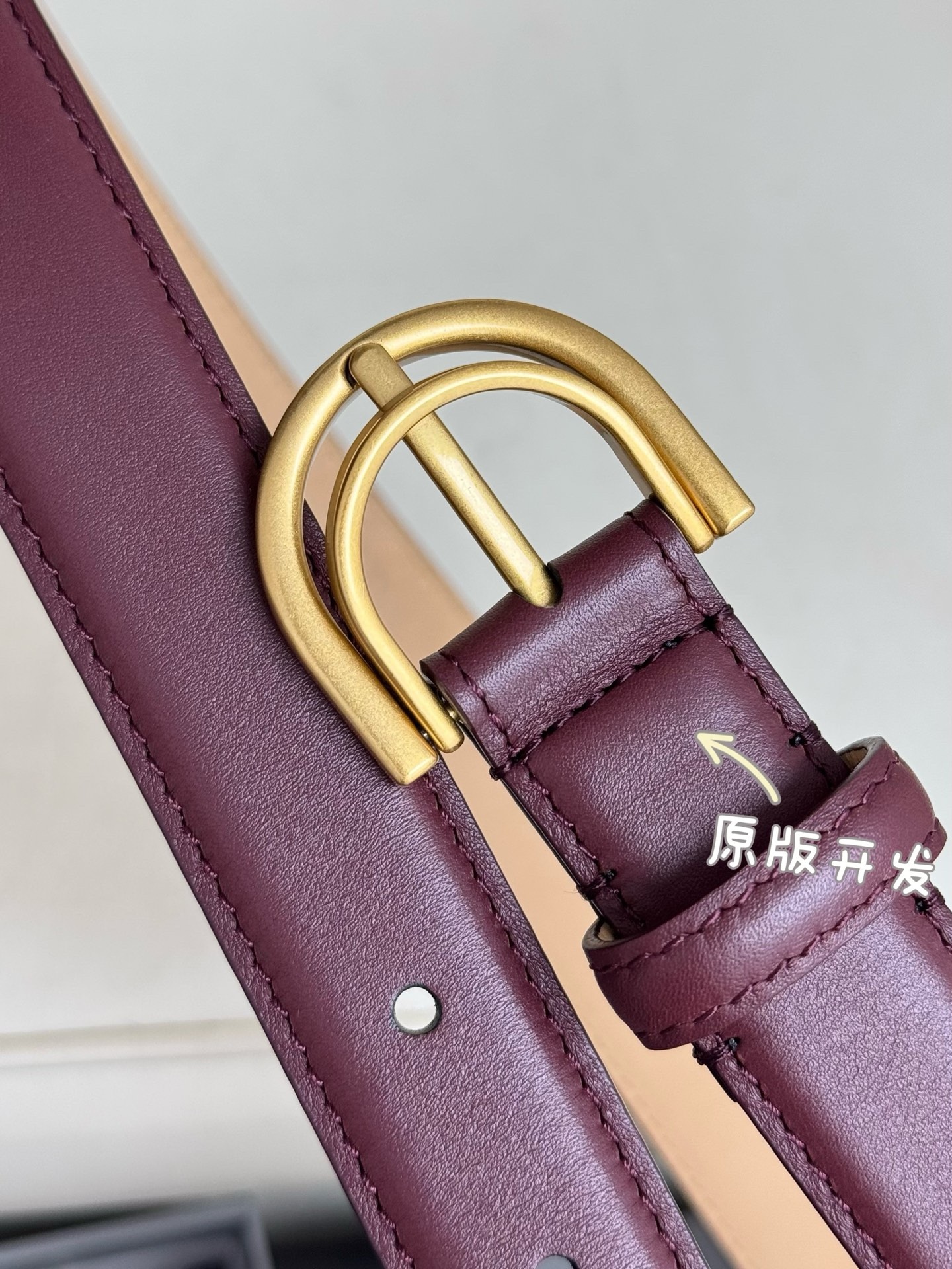 巴黎世家（Balenciaga）寬度2.5cm 是法國的奢侈品牌，作為時尚界最具影響力品牌之一的地位。設計師源於：都市時尚潮流獨特的設計風格，採用進口小牛皮製作；搭配純銅復古五金，使其更具魅力。值得擁有的百搭精品