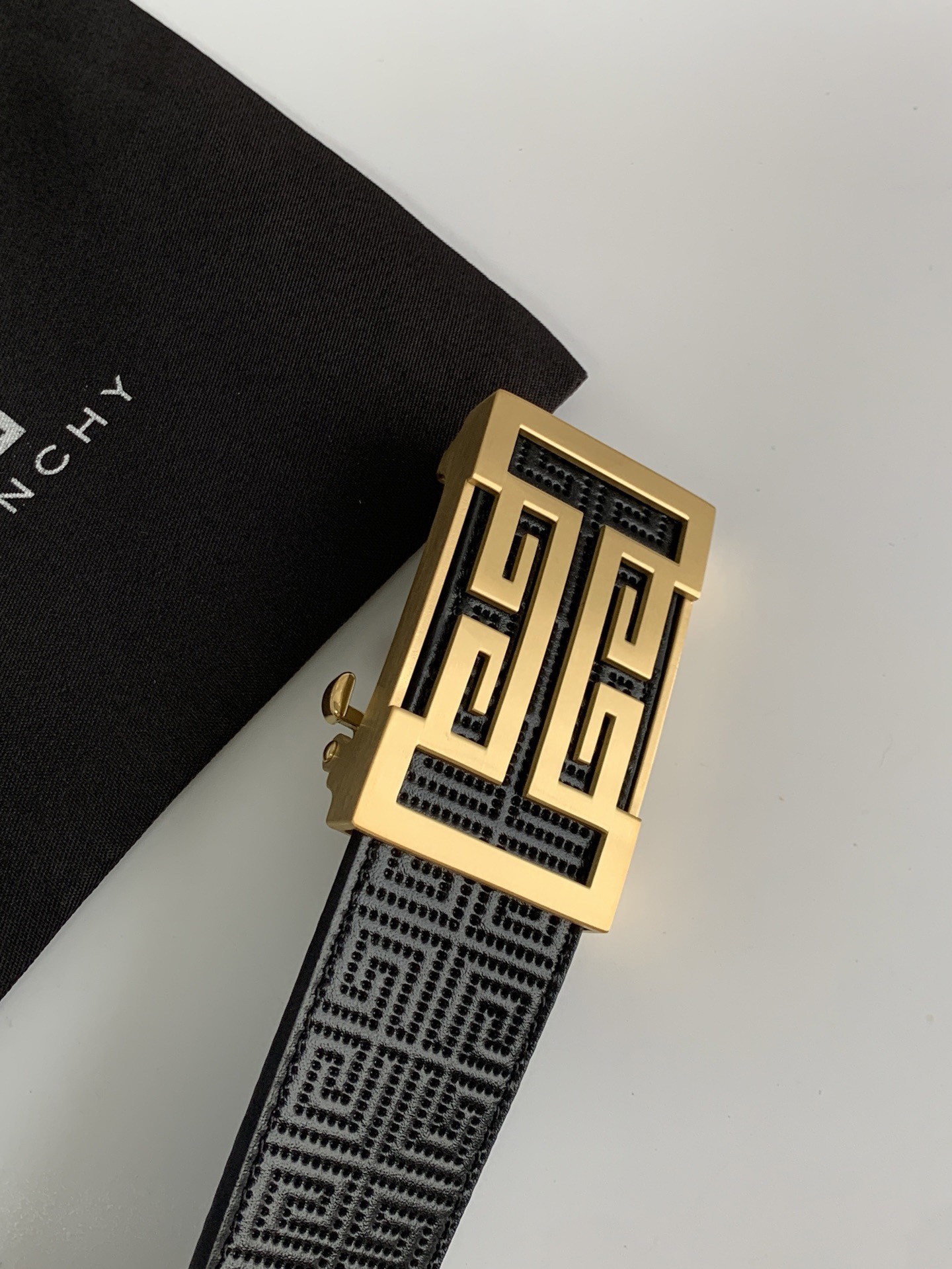 【紀梵希】新款男士 頭層小牛皮黑色壓花腰帶，內襯荔枝紋底，寬38毫米.搭配不鏽鋼經典4G自動扣.商務服裝造型的完美搭配。永恆經典！