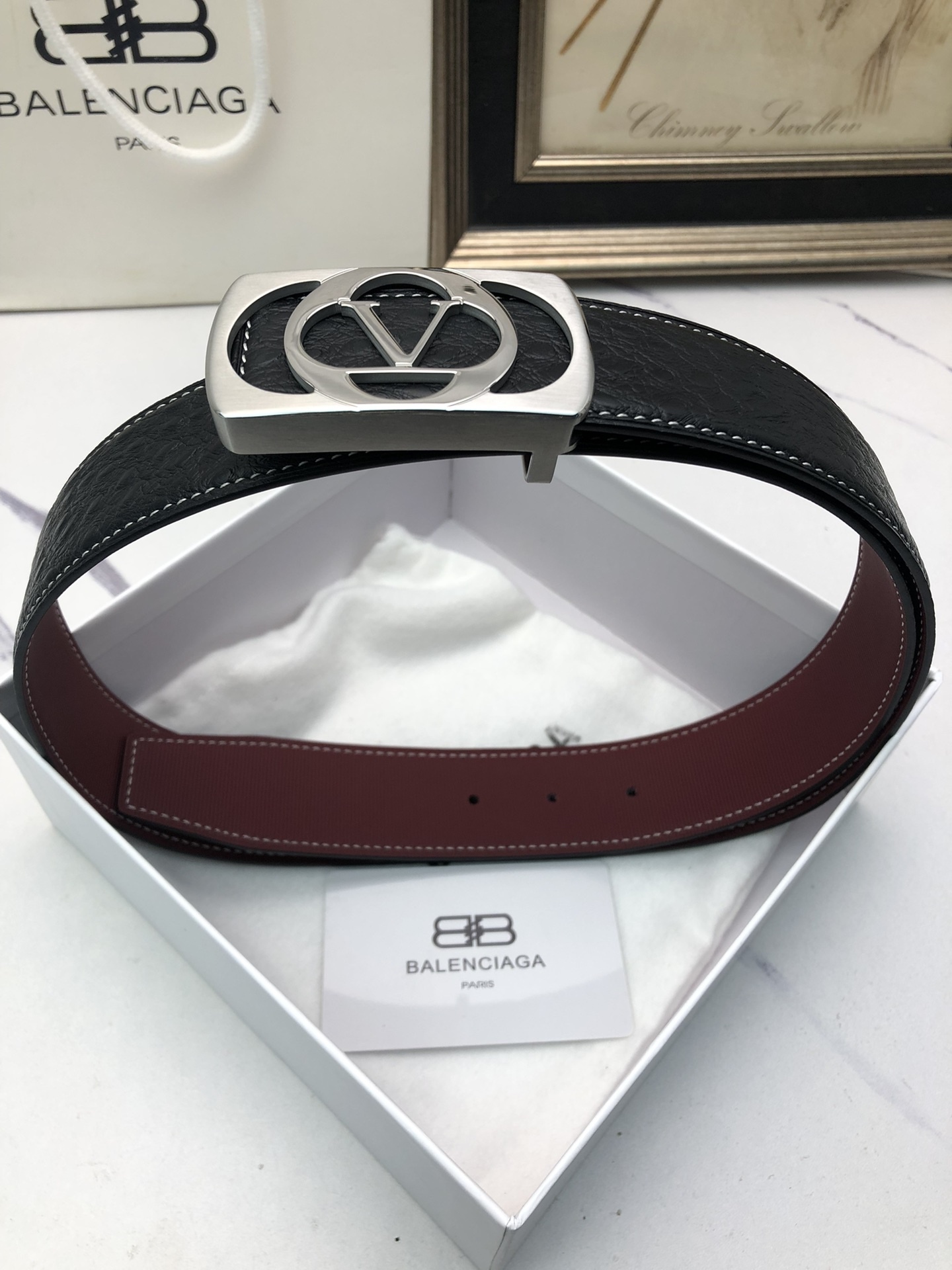 華倫天奴：原單頭層牛皮駝鳥花紋，內襯頭層壓橫紋牛皮底，營造織紋外觀。飾以標誌原單扣。專櫃寬度4.0