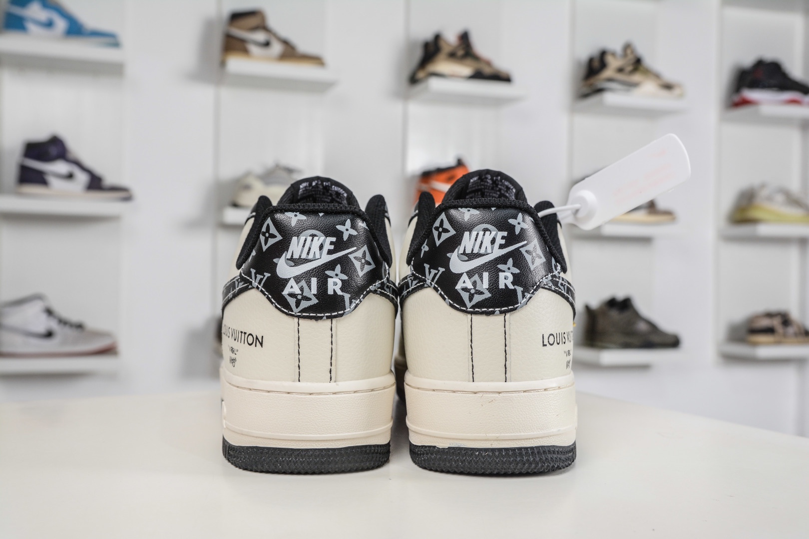 Nike Air Force 1 Low 07 x Louis Vuitton LV聯名-米白黑 
貨號:LV2288 002
Size：36 36.5 37.5 38 38.5 39 40 40.5 41 42 42.5 43 44 44.5 45