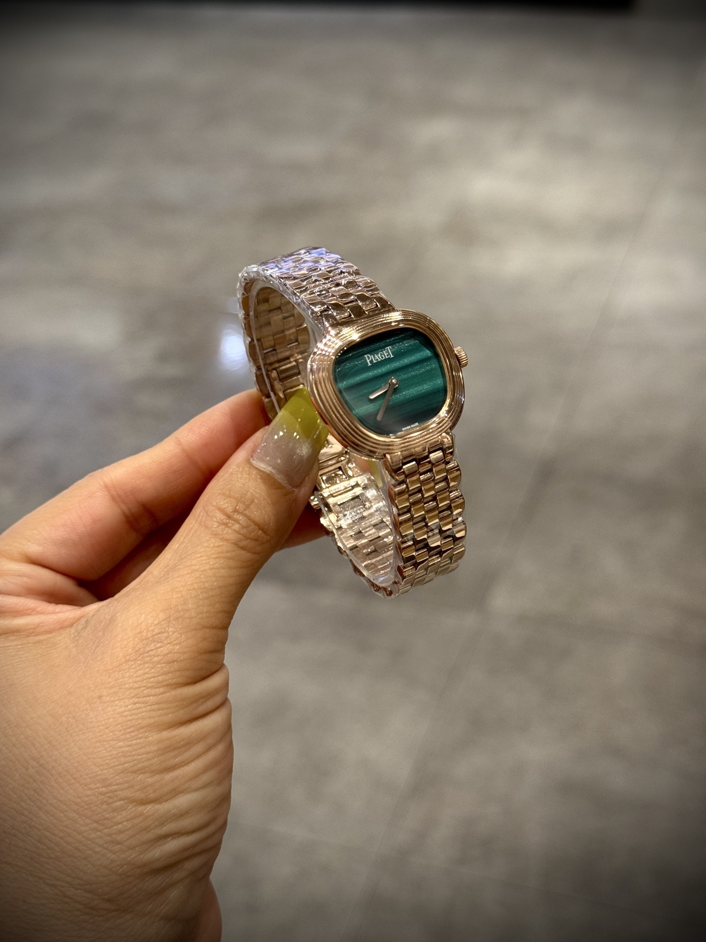 A8 factory•伯爵全新腕表 ﻿ #PiagetSixtie鎏金悅影系列 ﻿ 在瑞士鐘錶展「鐘錶與奇跡」閃亮登場！這款腕表游走於非凡制表工藝與黃金工藝之間，簡直是時尚與藝術的完美結合。Sixtie腕表採用獨特的梯形設計，重新詮釋1960年代末大膽華麗的風格，展現出獨特的魅力與優雅。
✨Sixtie系列腕表
✨直徑29毫米,
✨CNC數控雕刻精鋼梯形表殼
✨專櫃同步超薄厚度僅僅7mm
✨銀色太陽緞面打磨錶盤
✨316L精鋼錶鏈,搭載伯爵進口石英機芯  
認准A8出品！必屬精品！大廠品質！歡迎轉載！