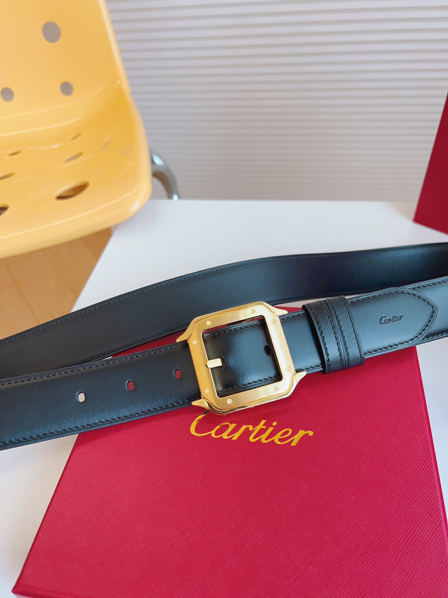 
Cartier（卡地亞）憑借匠心傑作展現與眾不同的美感，融合精湛工藝與經典設計，演繹雋永風格；瀟灑不羈，果敢獨立！此款式易搭配服飾；休閒正裝兩相宜。皮帶寬度：35mm