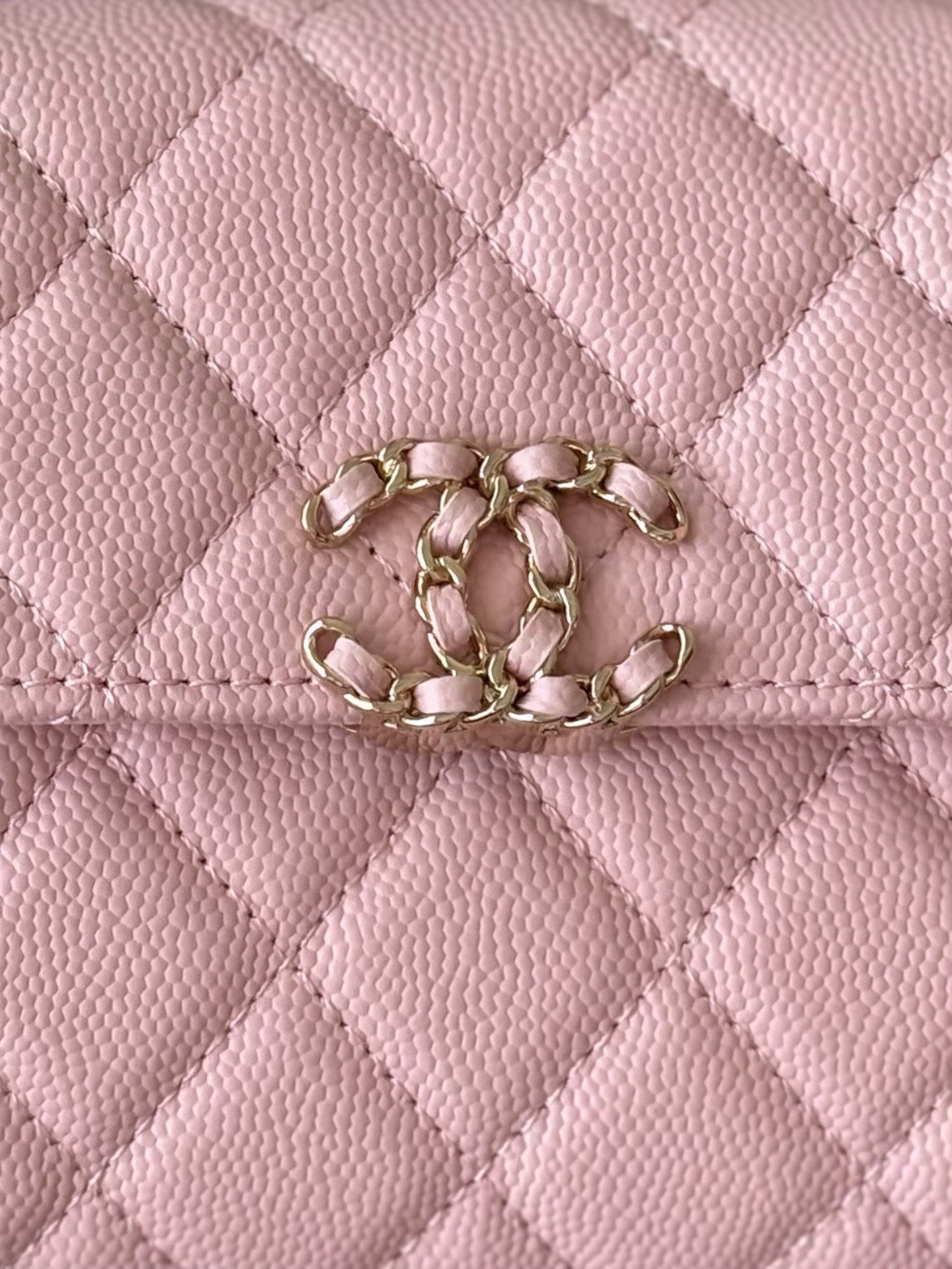 Chanel 25S 新款本季 最火的小球牛皮Kelly 手柄包
這顆絕對是黑馬
第一眼看到就深深愛上💕
顏值不必說 直接閉眼入不會錯
很好打理 也是百搭型
實現了單背斜挎腋下背手拎的效果📷
簡直就是福音〰️
很精緻 值得珍藏🔝

五金：全鋼18K淺金
皮料：獨家Haas小牛皮
尺寸：𝟏𝟒.𝟓*𝟏𝟏.𝟓*𝟓.𝟓 𝚌𝚖
型號：AS3237