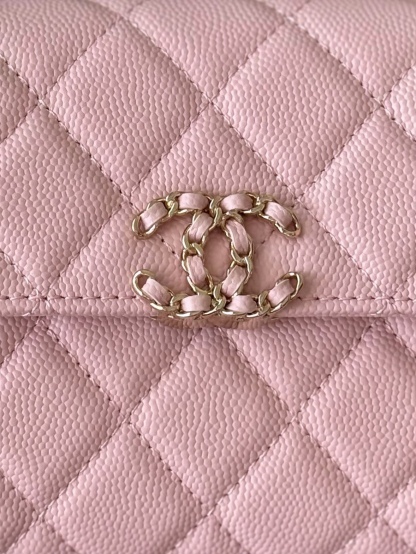 Chanel 25S 新款本季 最火的小球牛皮Kelly 手柄包
這顆絕對是黑馬
第一眼看到就深深愛上💕
顏值不必說 直接閉眼入不會錯
很好打理 也是百搭型
實現了單背斜挎腋下背手拎的效果📷
簡直就是福音〰️
很精緻 值得珍藏🔝

五金：全鋼18K淺金
皮料：獨家Haas小牛皮
尺寸：𝟏𝟒.𝟓*𝟏𝟏.𝟓*𝟓.𝟓 𝚌𝚖
型號：AS3237