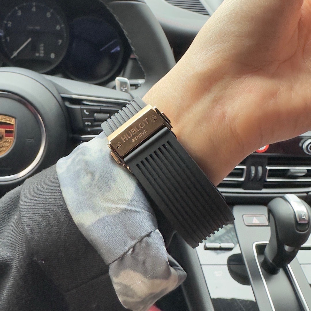 恆寶 Hublot精品男士腕表，勁爆鏤空設計，技藝精湛，獨具匠心，尊貴大氣，紳士風範。採用全自動機械機芯，頂級316精鋼表殼，天然橡膠錶帶，礦物質超強鏡面，尺寸43*13