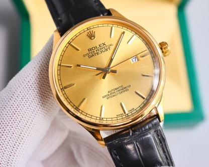 新品特推🔥🔥勞力士ROLEX（實拍圖）商務系列，全表採用316L精鋼，高檔大氣！316L精鋼打造完美多邊形弧度表殼！搭配進口藍寶石玻璃，意大利防水皮帶，原裝針扣！！！搭載原裝進口全自動機械機芯（零返修） ，直徑尺寸40mm 深度防水。 產品實物光澤手感更佳精湛  字盤刻度栩栩如生  殼套工藝都是宗師級別輕身檢驗 加上新時代機器高技鍛造  上手震撼尊貴非凡🔥AD出品 精品不斷🔥