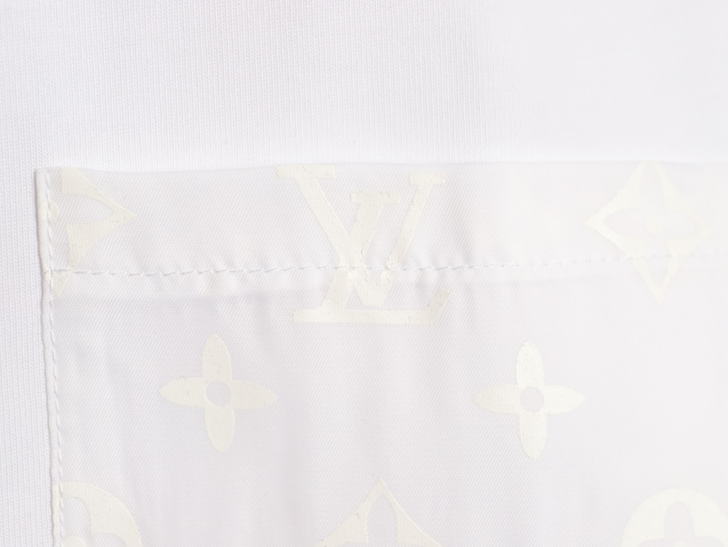 LOUIS VUITTON/路易威登LV  暗紋老花口袋短袖T恤  
面料採用300克重雙紗面料，定制32支1*1螺紋，成衣兩遍水洗處，面料舒適親膚無異感，定制定染面料， 紡織密度高，垂感佳，不易變形，厚織感加上緊密紡紗工藝，不會影響面料的透氣性，成色的飽和度很高，進口數碼直噴印花工藝，百搭好看的一款短袖，寬松版型遮肉顯瘦不挑人
M1 Size: XS-L