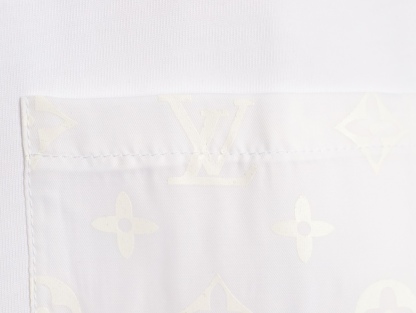 LOUIS VUITTON/路易威登LV  暗紋老花口袋短袖T恤  
面料採用300克重雙紗面料，定制32支1*1螺紋，成衣兩遍水洗處，面料舒適親膚無異感，定制定染面料， 紡織密度高，垂感佳，不易變形，厚織感加上緊密紡紗工藝，不會影響面料的透氣性，成色的飽和度很高，進口數碼直噴印花工藝，百搭好看的一款短袖，寬松版型遮肉顯瘦不挑人
M1 Size: XS-L