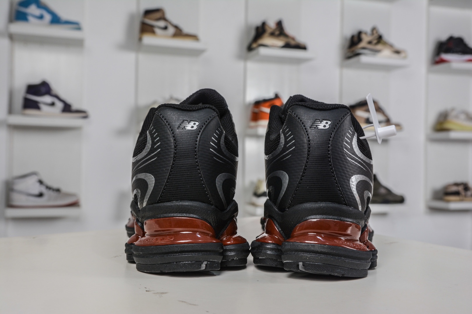 New Balance NB2000 舒適百搭防滑耐磨低幫 休閒跑步鞋 
貨號：U200028K
Size：36-46.5