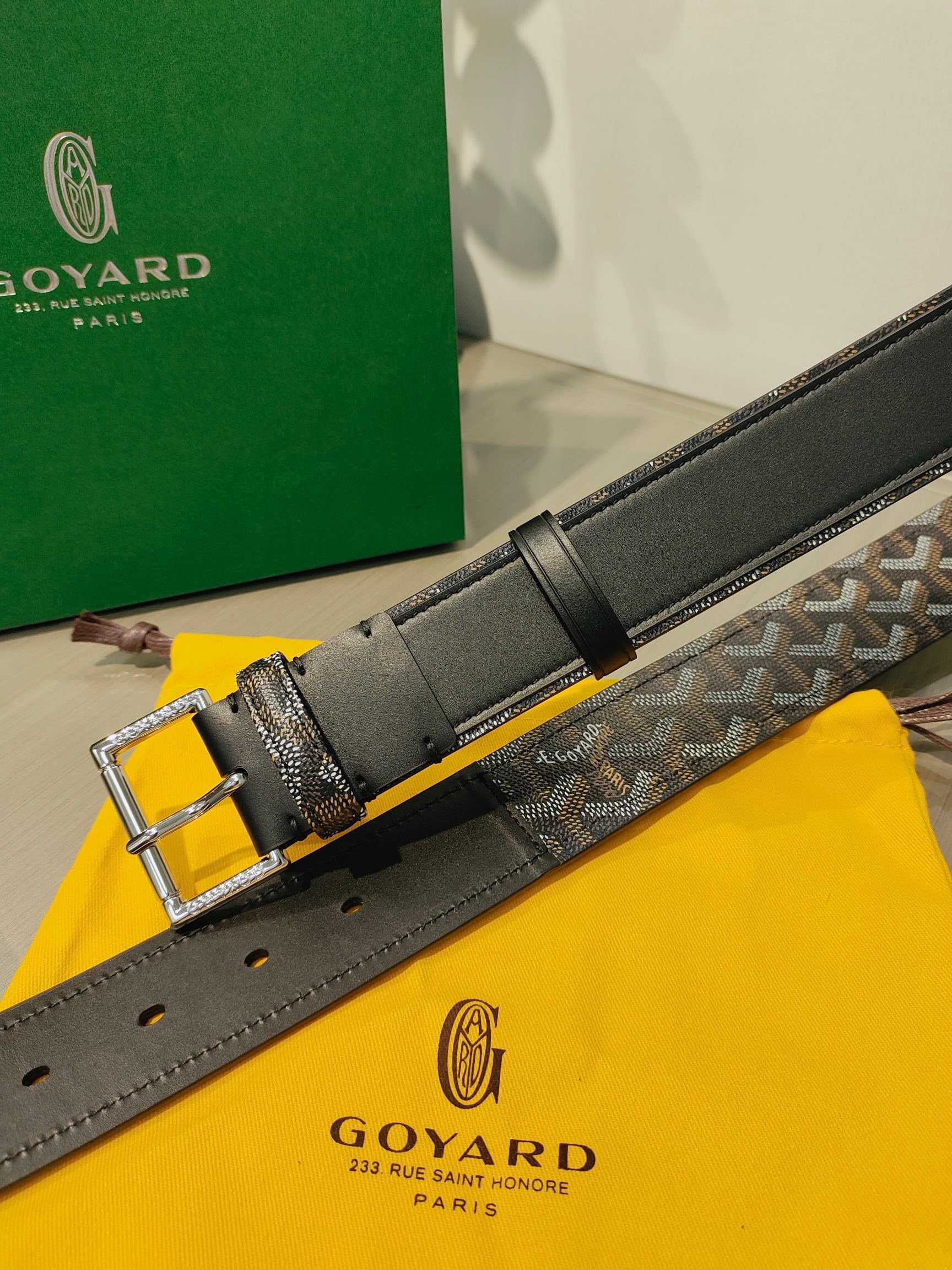 
Goyard(戈雅)腰帶源於法國奢侈品牌，設計風格簡約低調，腰帶身有標誌性帆布搭配進口頭層牛皮，腰帶扣採用簡約精品鋼扣，延續品牌的低調奢華，帶身寬度3.8CM，適用商務休閒日常佩戴。