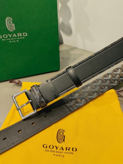
Goyard(戈雅)腰帶源於法國奢侈品牌，設計風格簡約低調，腰帶身有標誌性帆布搭配進口頭層牛皮，腰帶扣採用簡約精品鋼扣，延續品牌的低調奢華，帶身寬度3.8CM，適用商務休閒日常佩戴。