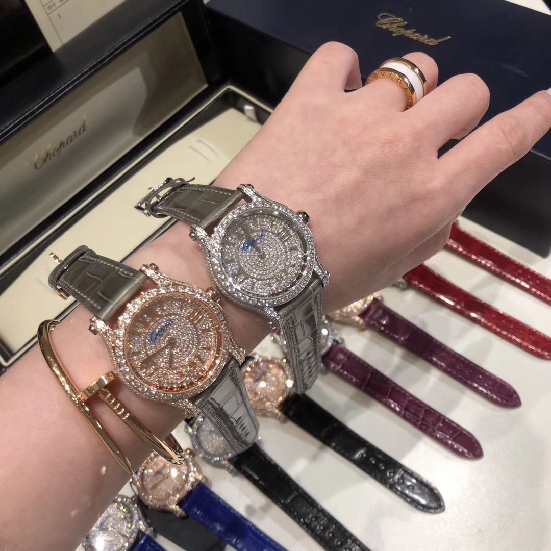 （NL）2025最新款滿天星   原裝搭配美洲鰐魚錶帶 搭配原莊進口日本9015機芯 蕭邦（HAPPY DIAMONDS）作為蕭邦最暢銷的系列一直以細膩的手法詮釋蕭邦標誌性靈動鑽石的概念，此系列作品柔美而時尚，都說男戴萬國女戴蕭邦 有金（進）有鑽（賺）寓意也很好。錶盤內的鑽石滾珠可自由滑行轉動，時來運轉 財運滾滾，讓每一位女性都以最迷人的造型驚艷世人。 這次給大家帶來的蕭邦快樂鑽系列 這次給大家帶來的蕭邦快樂鑽系列 是肖邦旗下最具代表性的腕表 最有特色的夾層玻璃的7顆，7顆鑽石產生自旋 猶如舞蹈