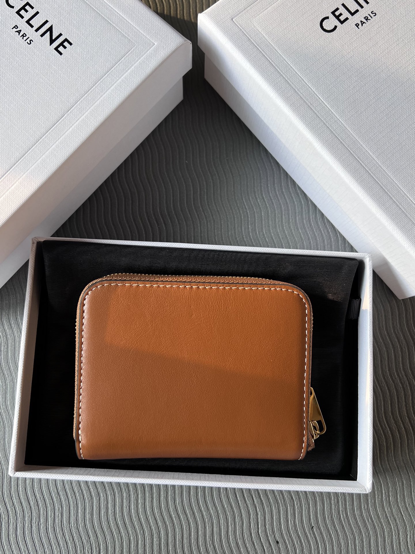 TRIOMPHE光滑牛皮革短款拉鍊錢包
產品信息
4 X 3 X 1英吋(11 X 8.5 X 2釐米)
牛皮革
襯里 : 牛皮革/織物
拉鍊開合
6個卡槽
2個角撐隔層
編號：10K533