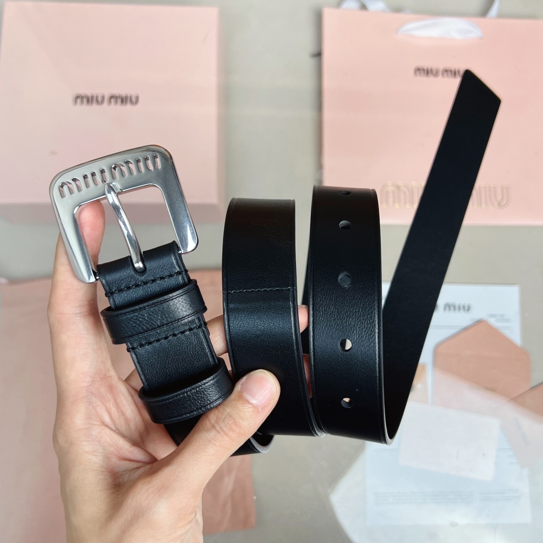 Miumiu焦糖色軟羊皮腰帶 這款軟羊皮腰帶設計簡約而優雅。金屬搭扣飾以Miu Miu徽標，品牌格調一覽無余。徽標裝飾金屬搭扣
寬度: 3cm