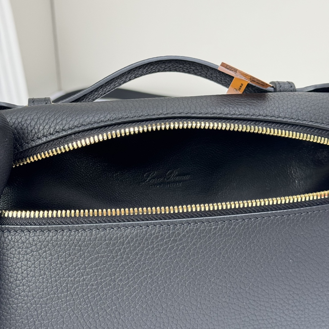 𝓸𝓻𝓸 𝓟𝓲𝓪𝓷𝓪諾悠翩雅
𝑬𝒙𝒕𝒓𝒂 𝑷𝒐𝒄𝒌𝒆𝒕 𝑳𝟏𝟗 
這是一款大開口結構的功能性設計的手拿包，經典風格和簡約設計的組合體。包身採用進口原廠小牛皮材質，輕微的錘紋呈現優雅的紋理，內里採用進口原廠小羊皮。皮革手柄和可拆卸肩帶，可打造出不同背法實用百搭。雙向拉鍊開合，搭配My Charms銀色金屬掛飾。（LP特級全鋼配件五金）
size：11×19×6.5cm
貨號：FAN4046
配套全套專櫃禮盒包装🎁