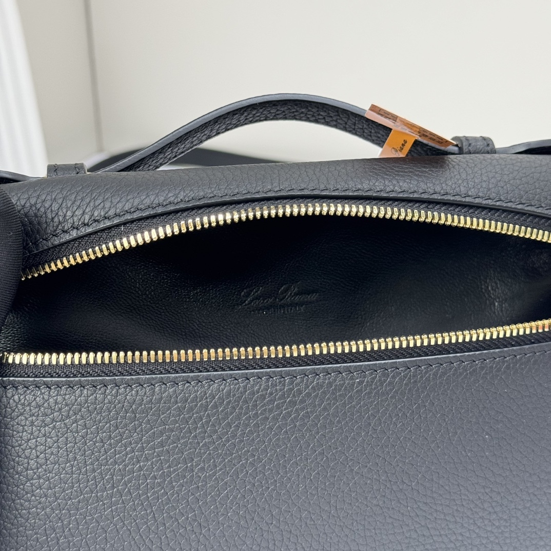 𝓸𝓻𝓸 𝓟𝓲𝓪𝓷𝓪諾悠翩雅
𝑬𝒙𝒕𝒓𝒂 𝑷𝒐𝒄𝒌𝒆𝒕 𝑳𝟏𝟗 
這是一款大開口結構的功能性設計的手拿包，經典風格和簡約設計的組合體。包身採用進口原廠小牛皮材質，輕微的錘紋呈現優雅的紋理，內里採用進口原廠小羊皮。皮革手柄和可拆卸肩帶，可打造出不同背法實用百搭。雙向拉鍊開合，搭配My Charms銀色金屬掛飾。（LP特級全鋼配件五金）
size：11×19×6.5cm
貨號：FAN4046
配套全套專櫃禮盒包装🎁