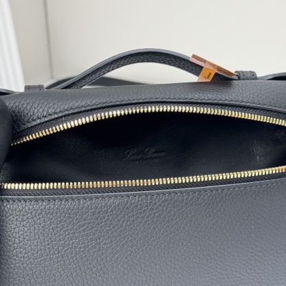 𝓸𝓻𝓸 𝓟𝓲𝓪𝓷𝓪諾悠翩雅
𝑬𝒙𝒕𝒓𝒂 𝑷𝒐𝒄𝒌𝒆𝒕 𝑳𝟏𝟗 
這是一款大開口結構的功能性設計的手拿包，經典風格和簡約設計的組合體。包身採用進口原廠小牛皮材質，輕微的錘紋呈現優雅的紋理，內里採用進口原廠小羊皮。皮革手柄和可拆卸肩帶，可打造出不同背法實用百搭。雙向拉鍊開合，搭配My Charms銀色金屬掛飾。（LP特級全鋼配件五金）
size：11×19×6.5cm
貨號：FAN4046
配套全套專櫃禮盒包装🎁