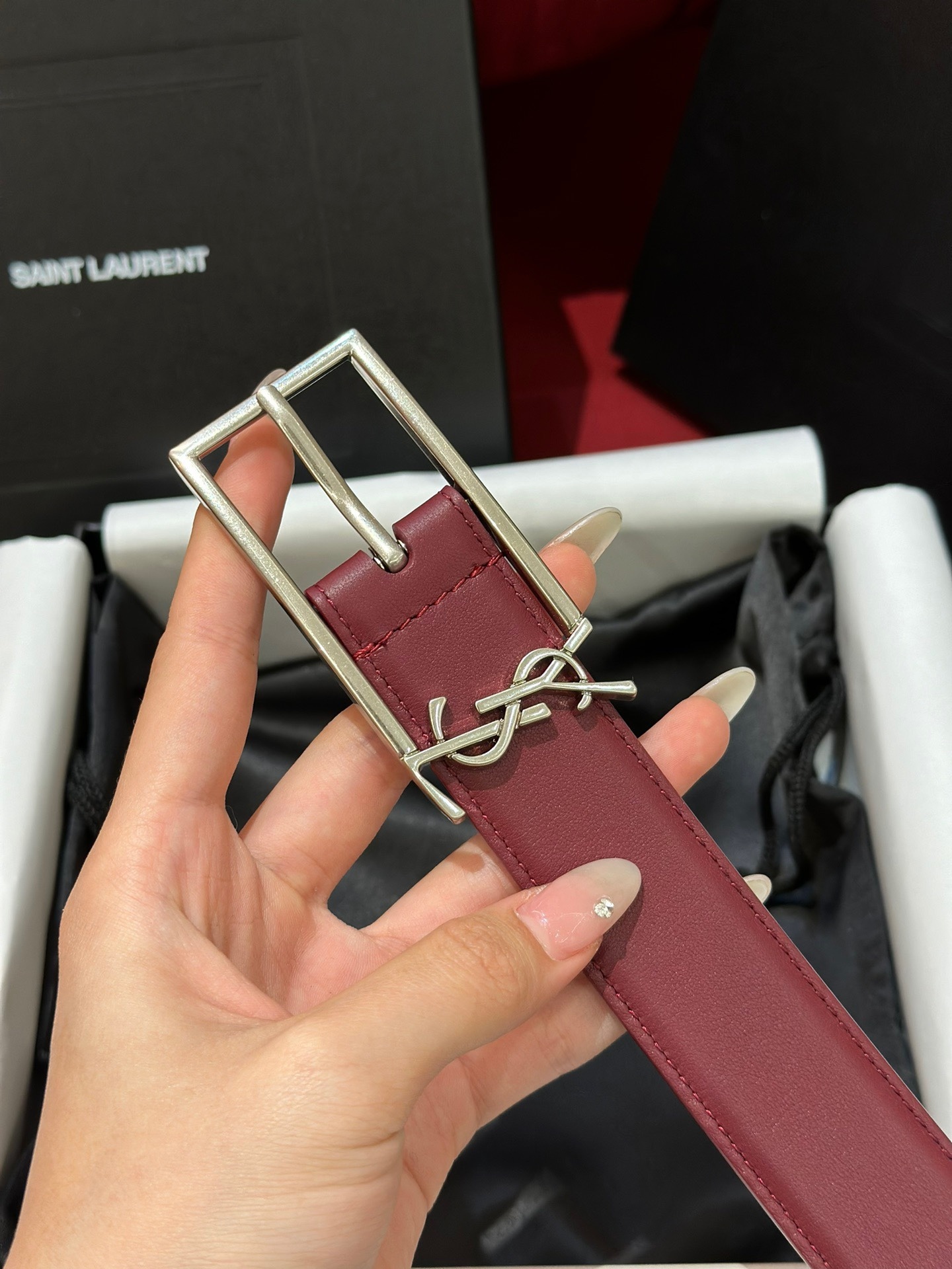 新款聖羅蘭 YSL
這款女款腰帶復古精工金屬扣將復古風與現代時尚相融合，呈現的恰到好處，時尚標配青睞有加，每針每一線都非常精緻，雙面頂級牛皮材質，搭配頂級黃銅針扣寬度3.0