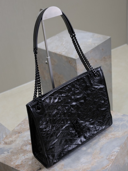 黑色黑扣·
Niki shopping bag_
意大利進口抓皺油蠟牛皮，五金是全牛皮包裹，工藝十分精湛！包袋中間有磁吸扣，保障了包包使用的安全性；內里有一拉鍊隔層及敞口插槽設計可放手機及零錢卡片，方便拿取，不會出現因為是大包而出現找不到東西的情況；包包自重非常輕，容量又足夠大，公文包、旅行包、購物袋、媽媽包隨意切換，實用性爆表！
型號：577999
尺寸：33x27x11.5cm
