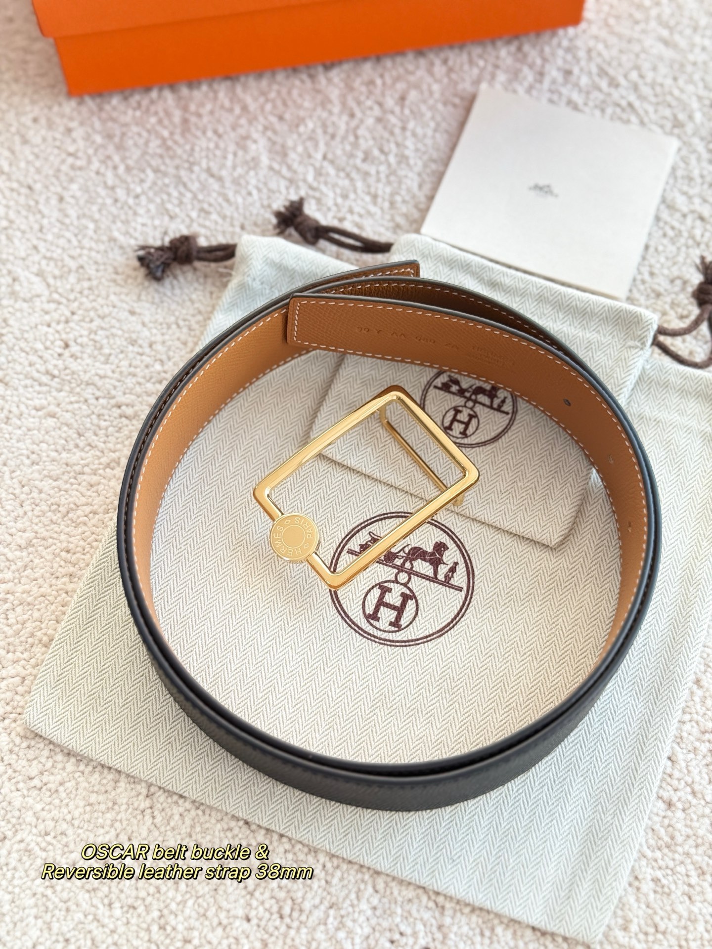 
❤️款 （ Y AA 080 ）OSCAR 精品五金 搭配双面进口Epsom 皮 宽度38MM 以其精湛工艺高品质材料和经典设计备受推崇 是男士腰带顶级选择 简约大气 适合商务和休闲场合 产品手感细腻 不仅是实用配饰 更是身份与品味的象征 ❤️