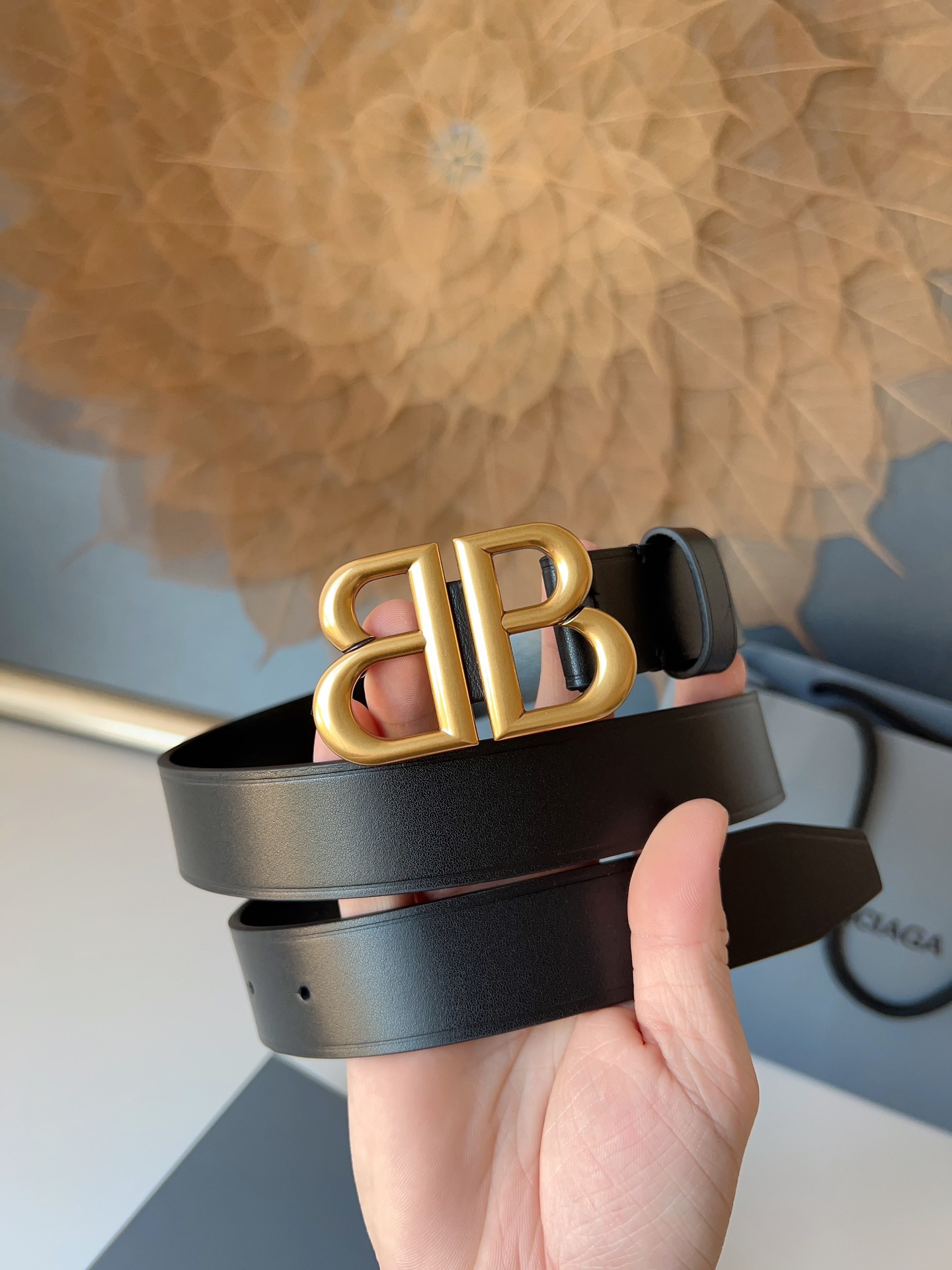 巴黎世家（Balenciaga）寬度3.0cm 是法國的奢侈品牌，作為時尚界最具影響力品牌之一的地位。設計師源於：都市時尚潮流獨特的設計風格，採用進口小牛皮製作；搭配純銅復古五金，使其更具魅力。值得擁有的百搭精品！