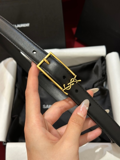 新款聖羅蘭 YSL
這款女款腰帶復古精工金屬扣將復古風與現代時尚相融合，呈現的恰到好處，時尚標配青睞有加，每針每一線都非常精緻，雙面頂級牛皮材質，搭配頂級黃銅針扣寬度2.0