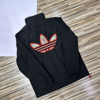 春秋季新款男士夾克外套女士外套夾克雙面穿外套紅色外套阿迪達斯三葉草外套三條槓夾克）
阿迪達斯 Adidas 三葉草兩面穿外套 
​黑紅撞色的外套在秋冬里超吸睛
​設計簡直是性價比王炸，雙面雙風格隨便切換，黑面走復古運動風，紅白條紋領撞色吸睛，側邊編織紋路藏滿細節

後背還有彩色刺繡三葉草，潮得毫不費力，紅面是經典白條紋款，簡約亮眼還巨顯白，
做工細節直接拿捏，全身細密鎖邊走線，針腳勻得找不出一根歪線，側邊編織紋路是規整手工走線，穿再久都不會松垮開線，

五金輔料更是誠意滿滿，領口織帶包边厚实挺